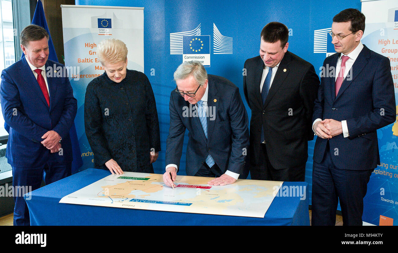 Bruxelles, Bxl, Belgique. Mar 22, 2018. (L-R) Premier ministre letton Maris Kucinskis, Président de la République de Lituanie Dalia Grybauskaitė, Jean-Claude Juncker, le président de la Commission européenne, premier ministre estonien Juri Ratas et le Premier ministre polonais, Mateusz Morawiecki signer la carte de réseau de l'énergie avant la réunion au siège de la Commission européenne à Bruxelles, Belgique le 22.03.2018 par Wiktor Dabkowski Wiktor Dabkowski/crédit : ZUMA Wire/Alamy Live News Banque D'Images