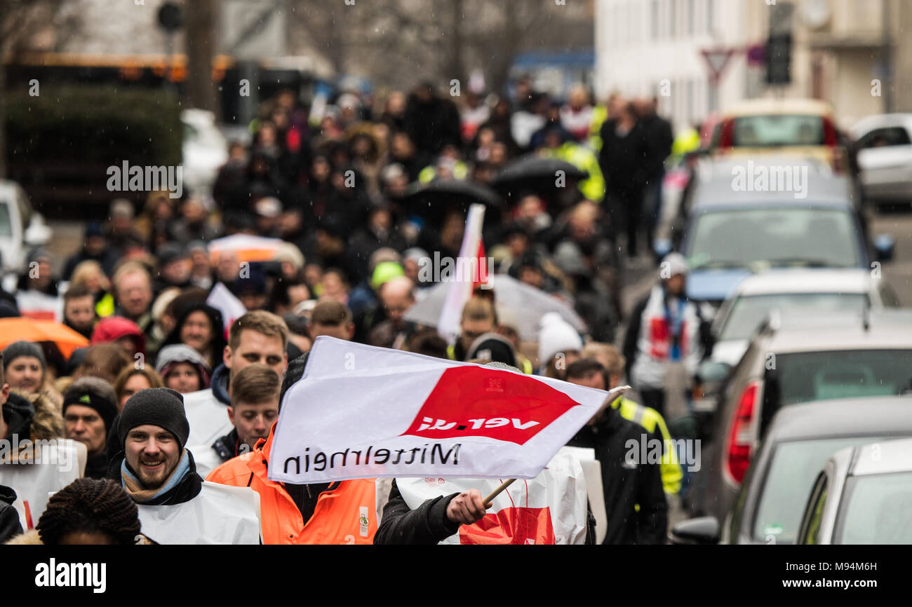 22 mars 2018, l'Allemagne, Mainz : Un homme qui agitait un drapeau à un Verdi démonstration. Le syndicat Verdi a appelé les grèves d'avertissement pour les bus et tramways de la Société de Transport de Mayence (MVG). Photo : Andreas Arnold/dpa Banque D'Images