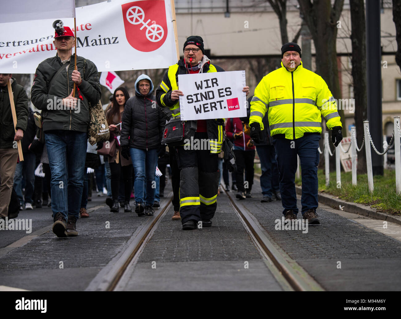 22 mars 2018, l'Allemagne, Mainz : Un homme ayant participé à la démonstration de Verdi avec un placard. Le syndicat Verdi a appelé les grèves d'avertissement Photo : Andreas Arnold/dpa Banque D'Images