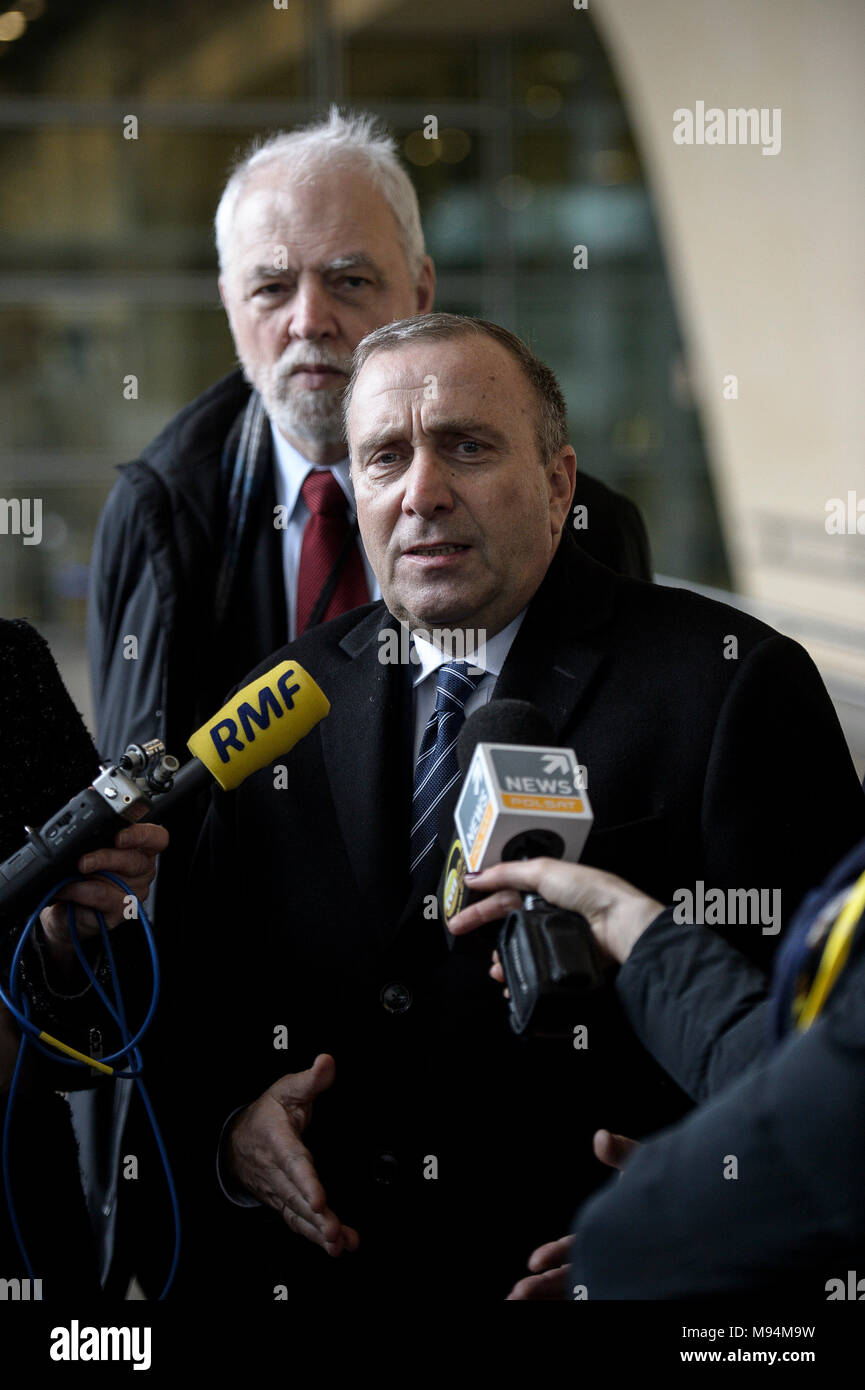 (L-R) Jan Olbrycht Membre du Parlement européen (MPE), Grzegorz Schetyna, chef du parti au cours de l'opposition polonaise Obywatelska (Plate-forme plate-forme civique) conférence de presse à l'avant du siège de la Commission européenne à Bruxelles, Belgique le 22.03.2018 par Wiktor Dabkowski | conditions dans le monde entier Banque D'Images