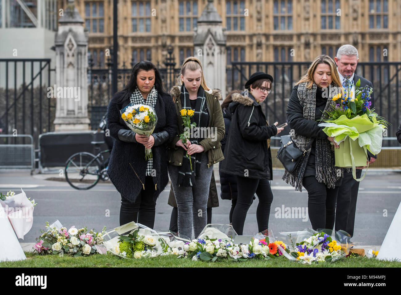 Londres, Royaume-Uni. 22 mars, 2018. Les fleurs sont partis pour Keith - Sur le premier anniversaire de l'attaque du pont de Westminster, tributs floraux sont laissés sur place du Parlement. Crédit : Guy Bell/Alamy Live News Banque D'Images