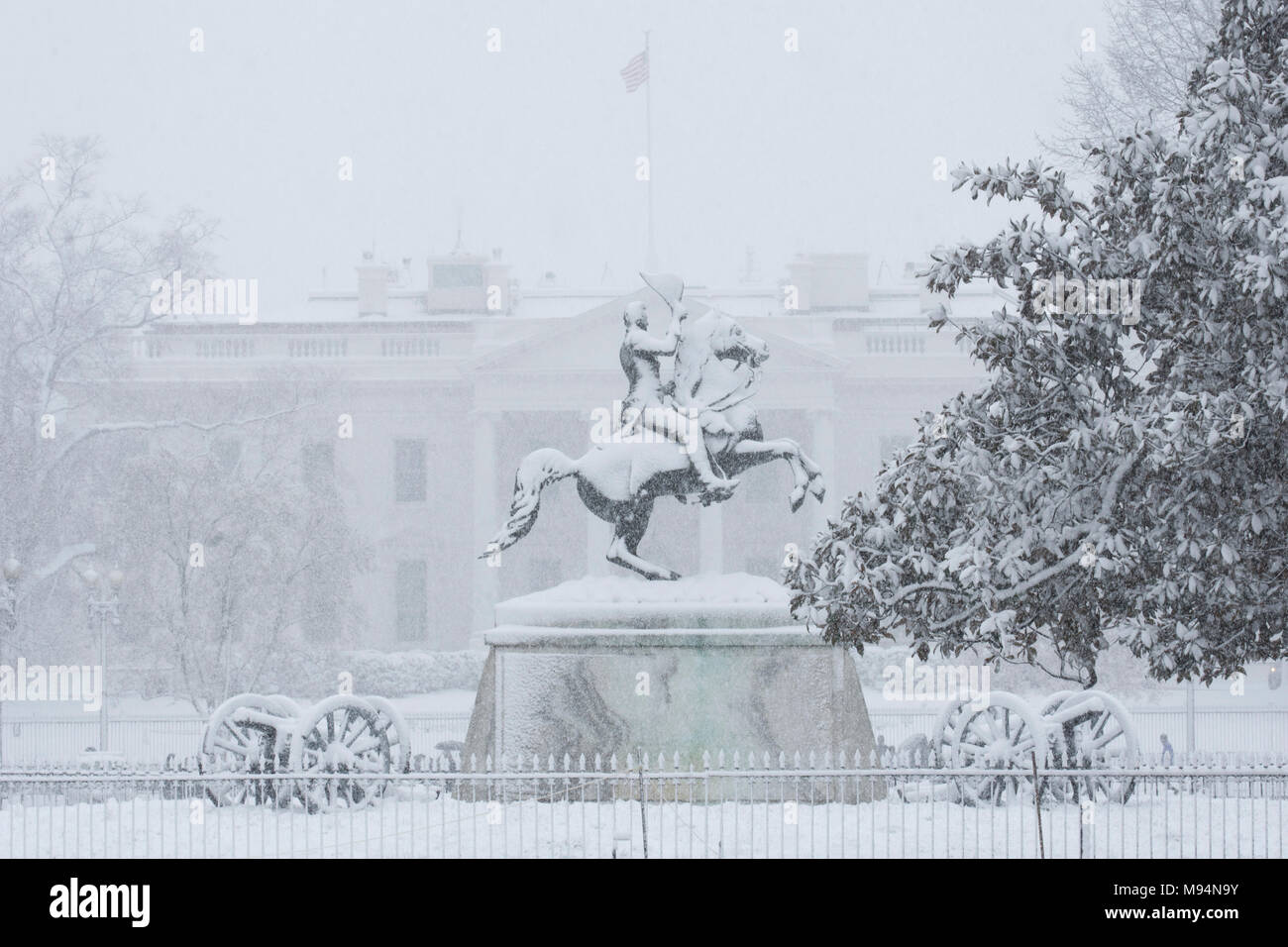Washington DC, USA. Mar 21, 2018. La neige humide couvre la statue d'Andrew Jackson dans le parc Lafayette à Washington, DC. Maison Blanche est en arrière-plan. Crédit : Tim Brown/Alamy Live News Banque D'Images