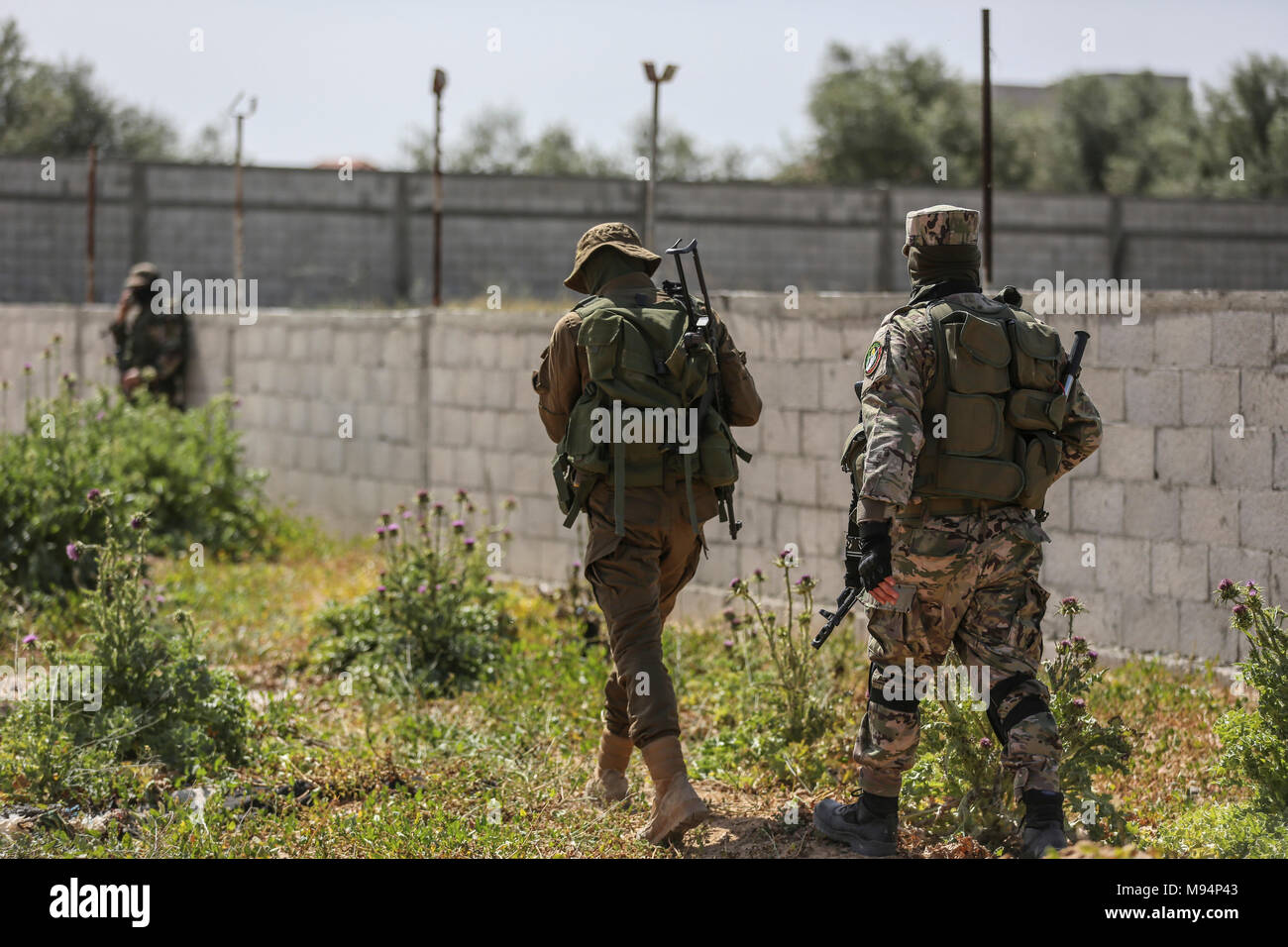 Les membres des brigades Izz ad-Din al-Qassam, l'aile militaire du mouvement islamiste Hamas, prendre position au cours d'une opération pour arrêter les principaux suspects dans l'attentat perpétré contre le Premier Ministre palestinien Rami Hamdallah à Nuseirat, la bande de Gaza, le 22 mars 2018. Photo : Wissam Nassar/dpa Banque D'Images