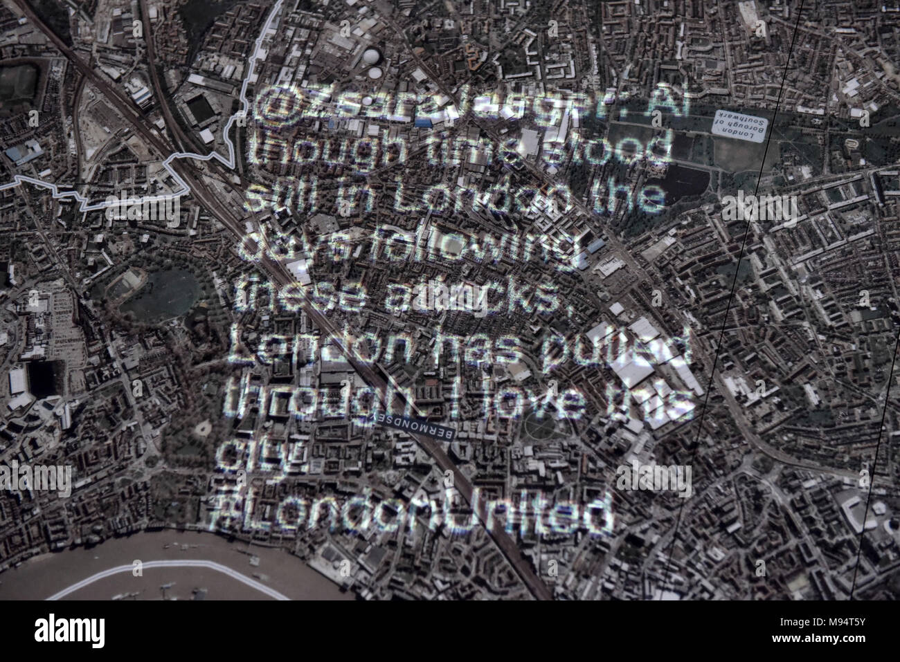 Londres, Royaume-Uni. 22 mars 2018. Une installation interactive 3D est dévoilé à l'Hôtel de ville dans le cadre de la maire de Londres # LondonUNITED initiative sur le premier anniversaire de l'attaque terroriste de Westminster. Wellwishers sont encouragés à laisser des messages sur un livre numérique de condoléances avec des commentaires d'être projetée sur une carte de Londres sur le sol. Crédit : Stephen Chung / Alamy Live News Banque D'Images