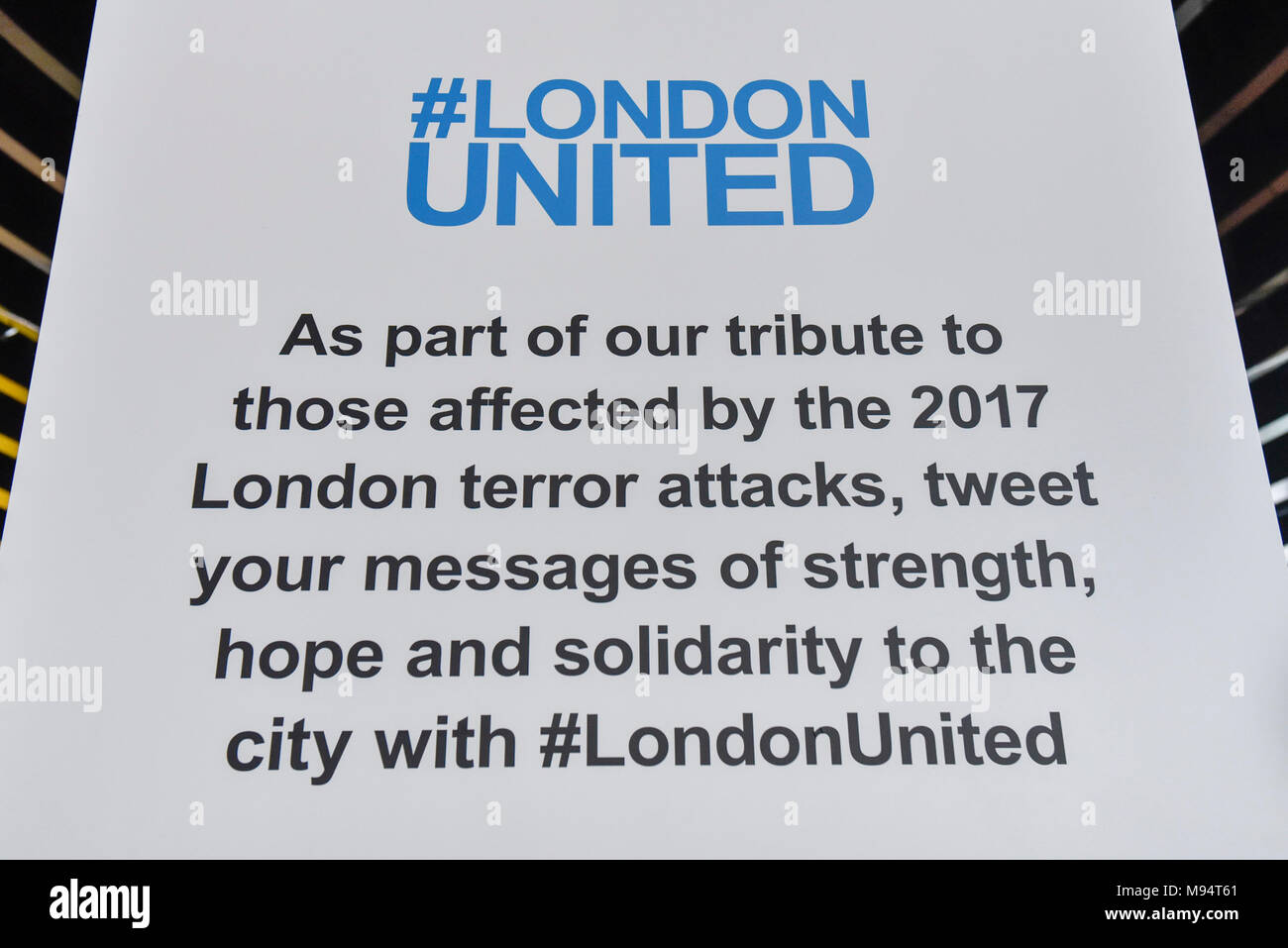 Londres, Royaume-Uni. 22 mars 2018. Une installation interactive 3D est dévoilé à l'Hôtel de ville dans le cadre de la maire de Londres # LondonUNITED initiative sur le premier anniversaire de l'attaque terroriste de Westminster. Wellwishers sont encouragés à laisser des messages sur un livre numérique de condoléances avec des commentaires d'être projetée sur une carte de Londres sur le sol. Crédit : Stephen Chung / Alamy Live News Banque D'Images