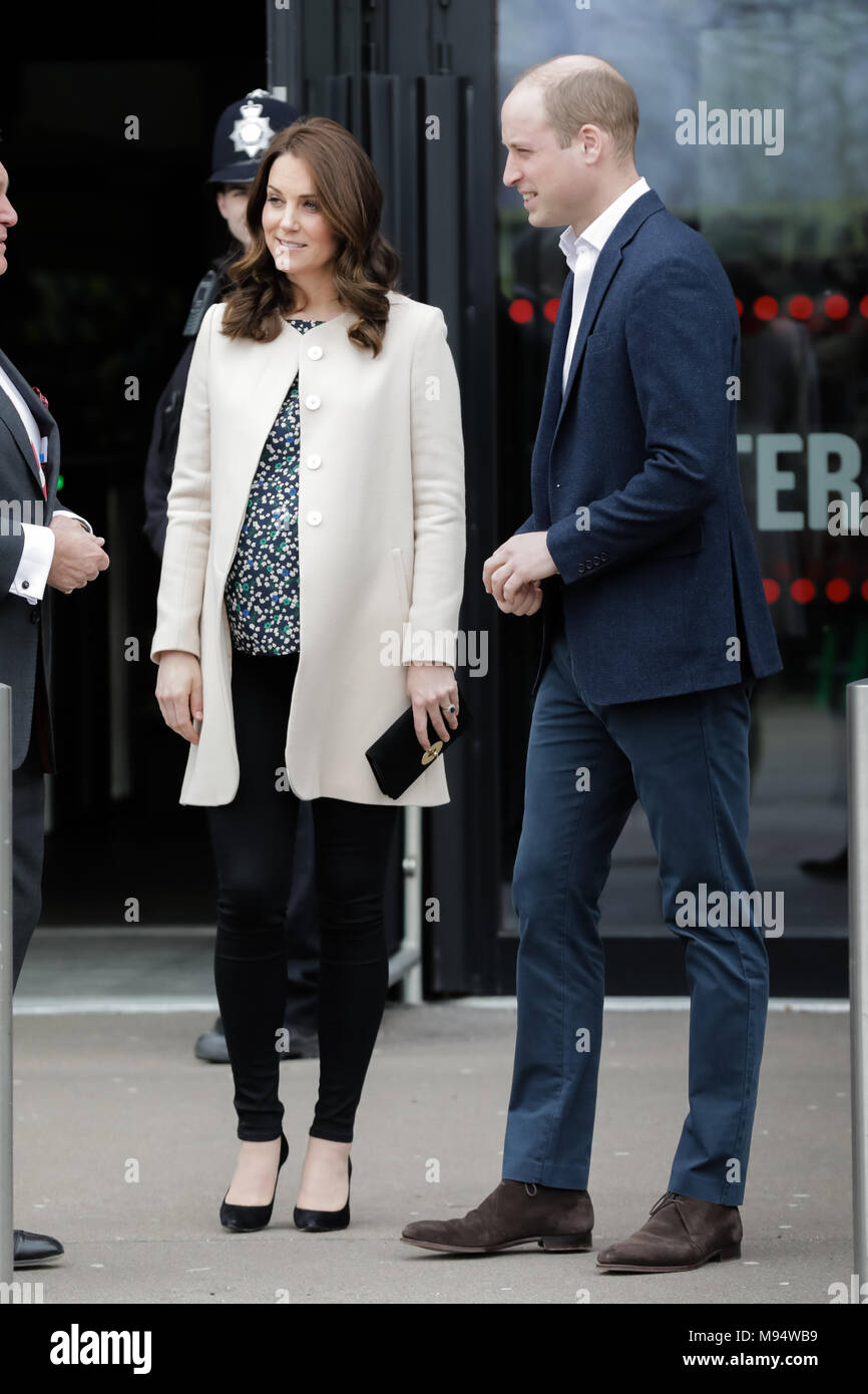 Copperbox Arena, London, UK. Mar 22, 2018. Le duc et la duchesse de Cambridge, laissant un SportsAid événement au Copperbox dans le parc olympique, Londres, UK SportsAid est un organisme de bienfaisance qui aide les jeunes sportifs britanniques et les femmes qui aspirent à être les prochains Jeux olympiques, paralympiques et du Commonwealth, champions du monde. Aujourd'hui est le dernier jour de participation du public avant d'aller en congé de maternité pour la naissance de Cambridge 3 Crédit : Chris Aubrey/Alamy Live News Banque D'Images