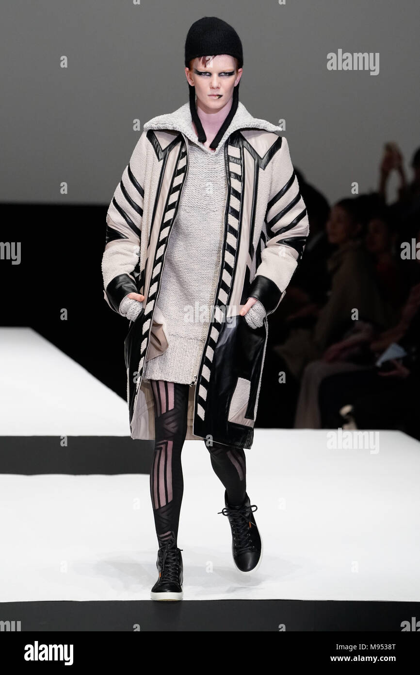 Tokyo, Japon. Mar 22, 2018. Un modèle porte une création par Hiroko Koshino designer japonais au cours de la Fashion Week de Tokyo 2018 Amazon S/S. Credit : AFLO/Alamy Live News Banque D'Images