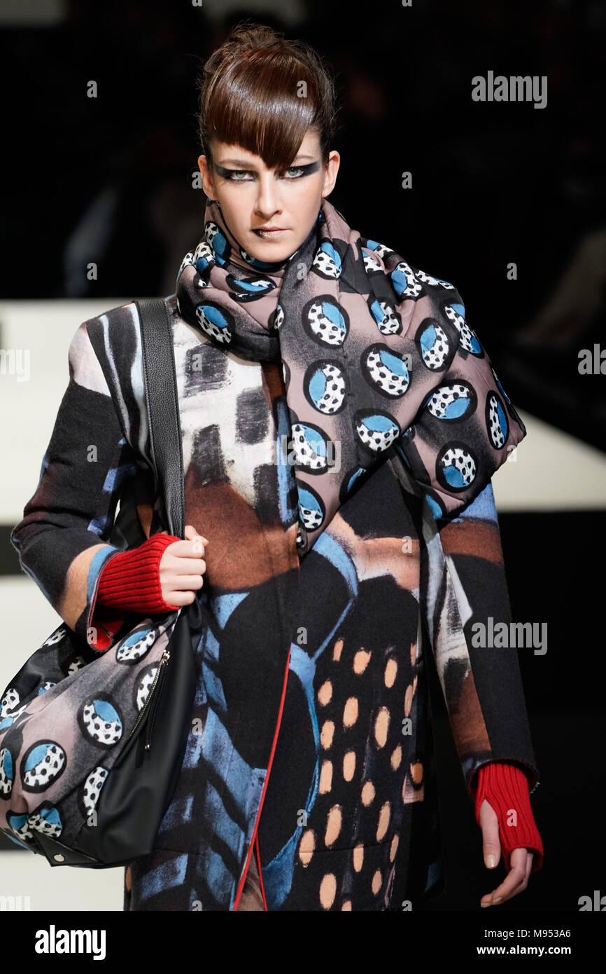 Tokyo, Japon. Mar 22, 2018. Un modèle porte une création par Hiroko Koshino designer japonais au cours de la Fashion Week de Tokyo 2018 Amazon S/S. Credit : AFLO/Alamy Live News Banque D'Images