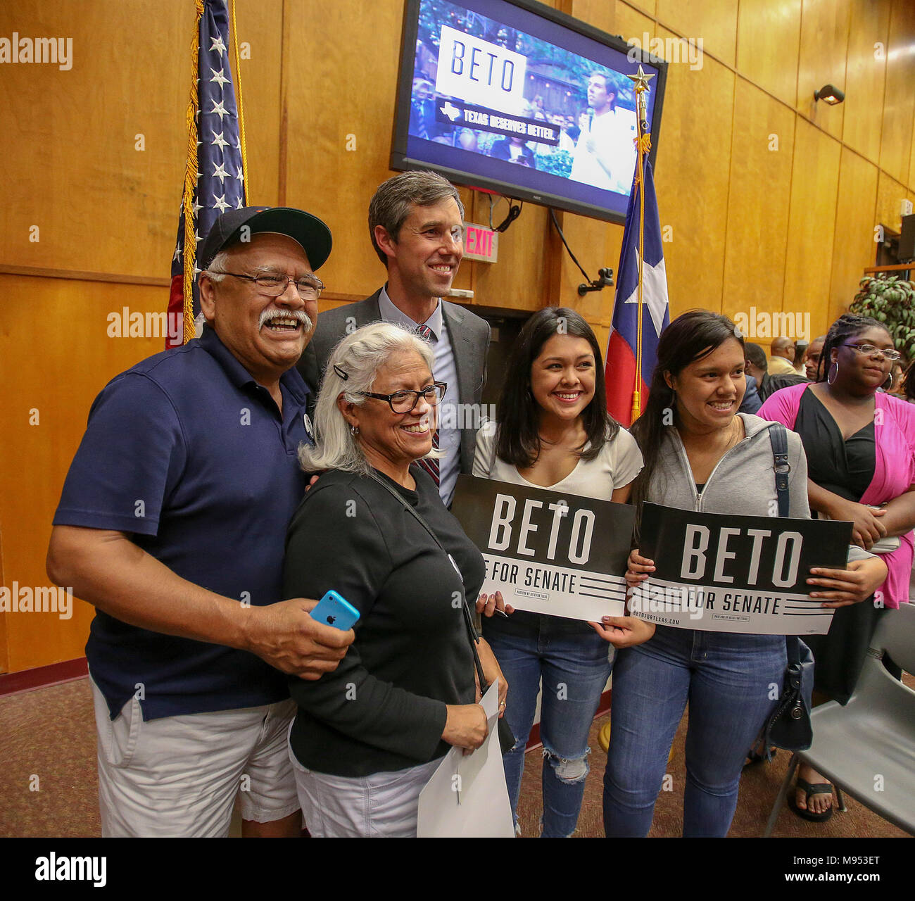 22 Mar, 2018 rép.. Beto O'Rourke, D-Texas prend une photo avec les supporters lors d'une séance de discussion ouverte à la Texas Southern University à Houston, TX. John Glaser/CSM/Alamy Live News Banque D'Images