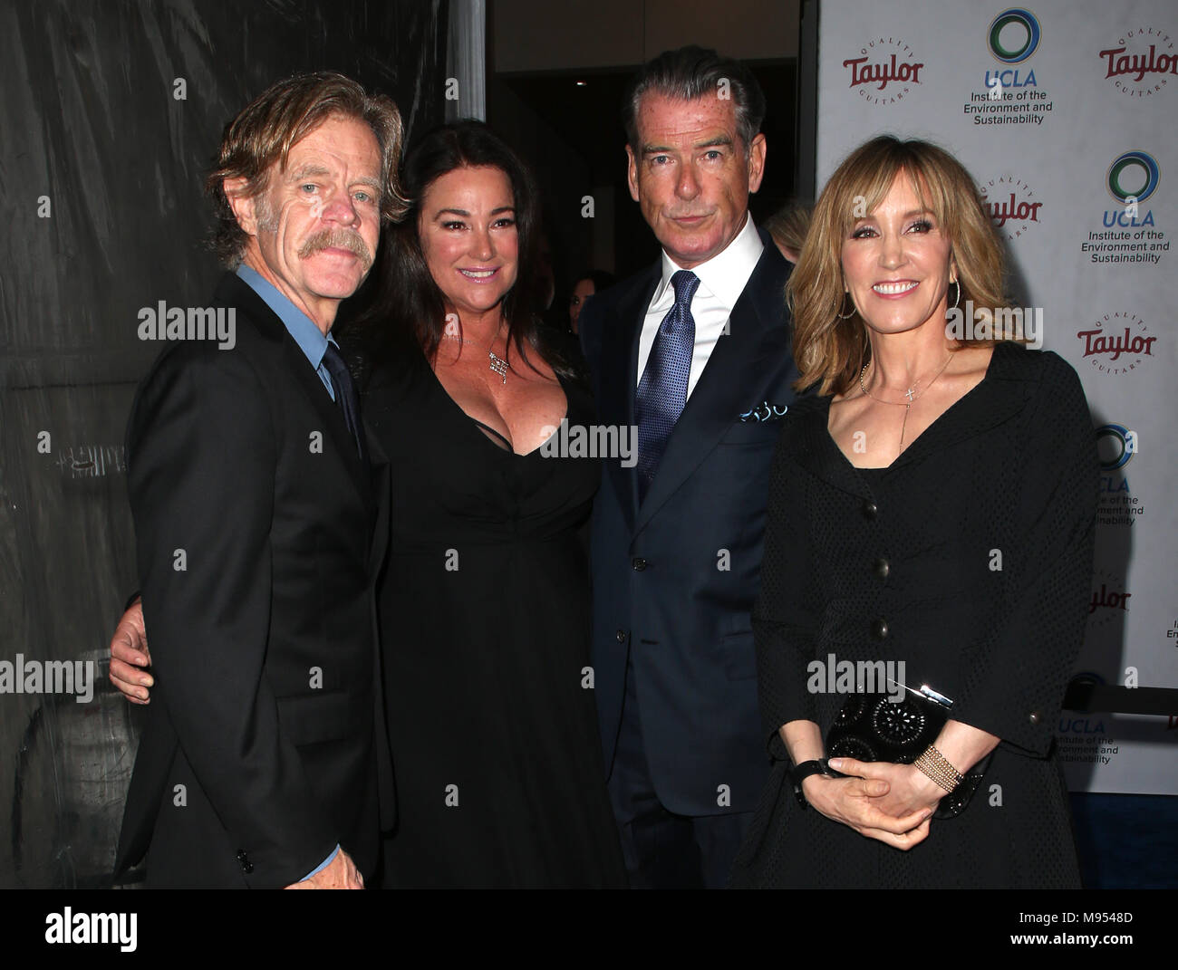 Los Angeles, Ca. Mar 22, 2018. WIlliam H. Macy, Keely Shaye Smith, Pierce Brosnan et Felicity Huffman à UCLA 2018 Gala à IoES Résidence Privée à Beverly Hills, Californie le 22 mars 2018. Credit : Faye Sadou/media/Alamy Punch Live News Banque D'Images