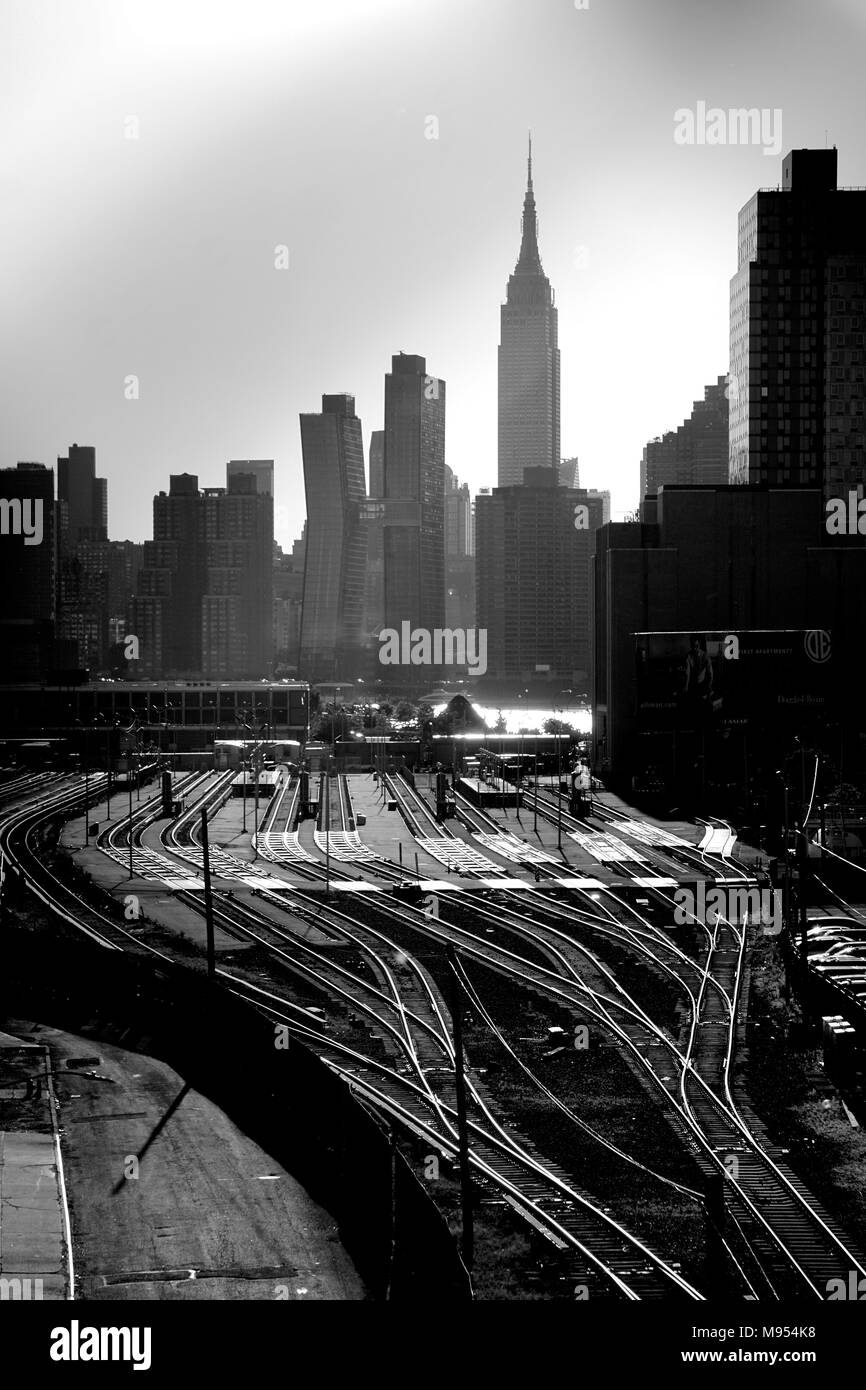 New York, NY, USA : La ville de Long Island Yard & Facility les voies à l'avant-plan et la silhouette de l'Empire State Building en arrière-plan. Banque D'Images