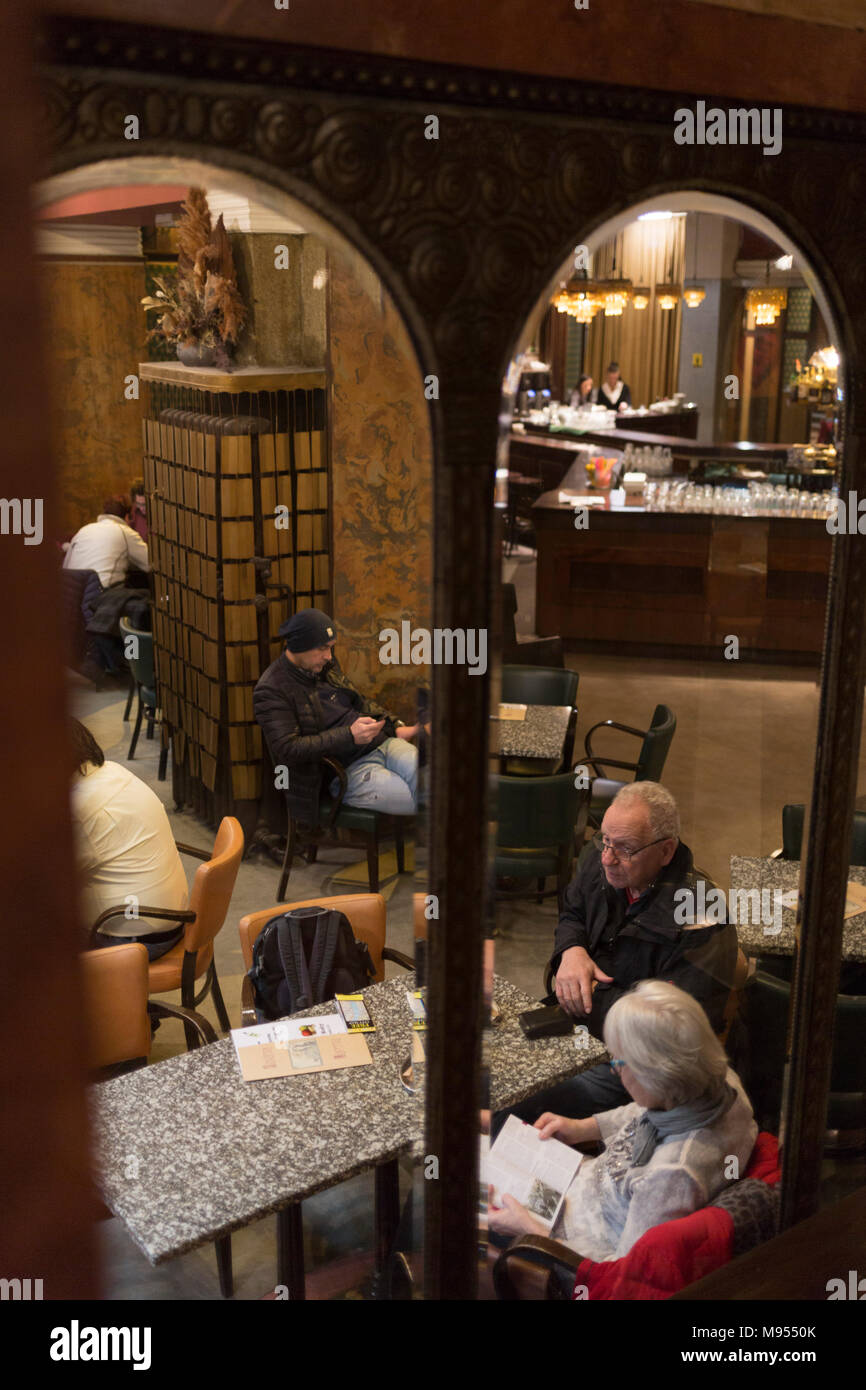 Les citoyens de Prague vous détendre au café Lucerna, le 19 mars 2018, à Prague, République tchèque. Le plus élégant des Nove Mesto's de nombreux centres commerciaux passe par l'art-nouveau Palais Lucerna (1920), entre les rues Vodickova et 75116 Paris. Le complexe a été conçu par Václav Havel (grand-père de l'ancien président), et est encore partiellement détenues par la famille. Il comprend des théâtres, un cinéma, des boutiques, un club rock et plusieurs cafés et restaurants. Banque D'Images