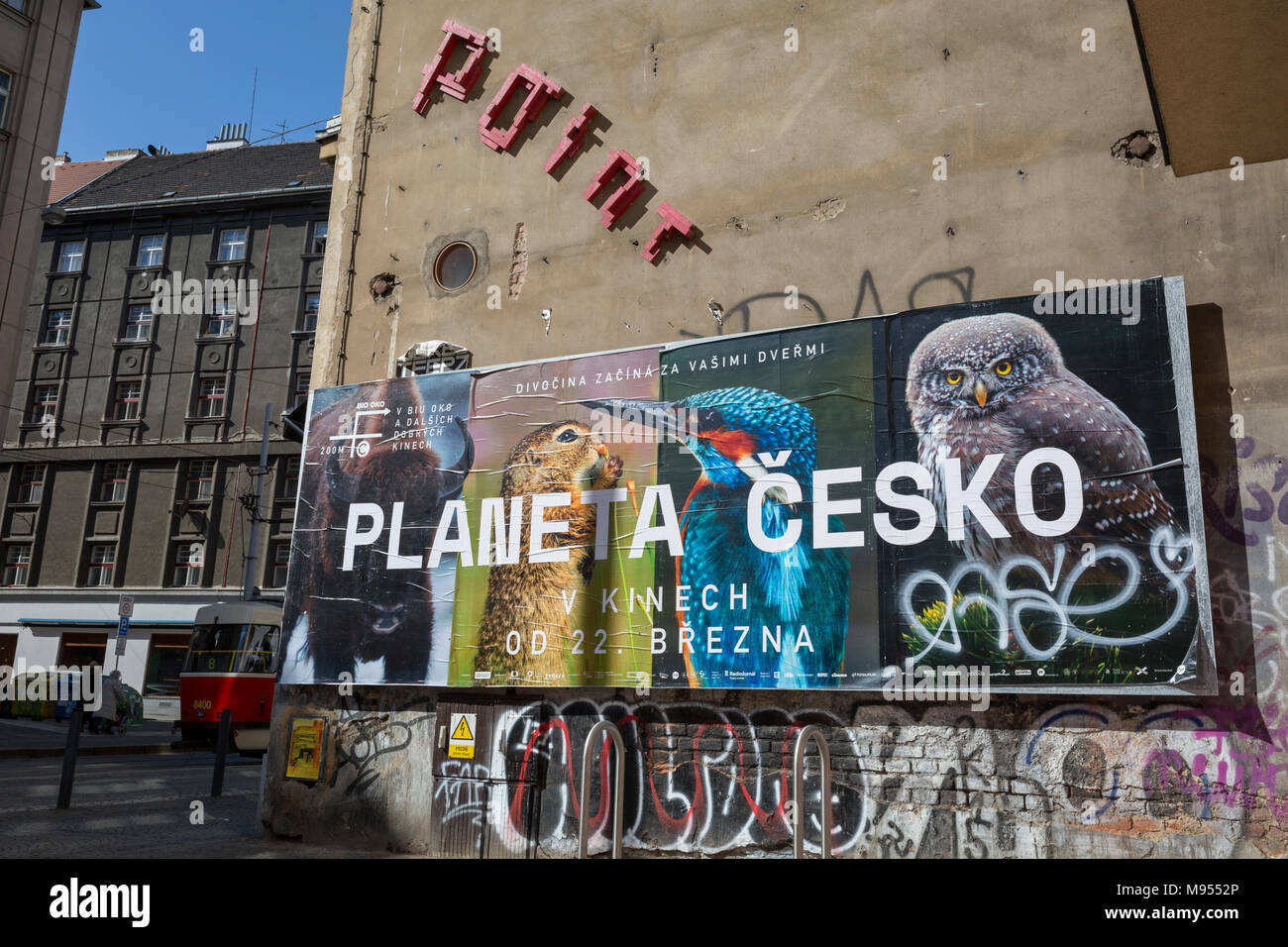 Un panneau d'annonce l'annonce d'une prochaine série télé sur la nature et de la faune en République tchèque, sur la rue Milady Horakove, quartier Holesovice, Prague 7, le 20 mars 2018, à Prague, République tchèque. Banque D'Images