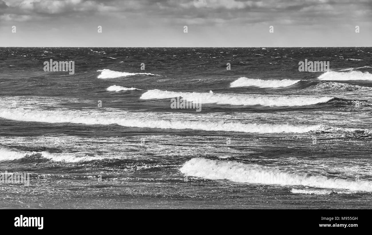 Seascape panoramique en noir et blanc sur un jour de tempête. Banque D'Images