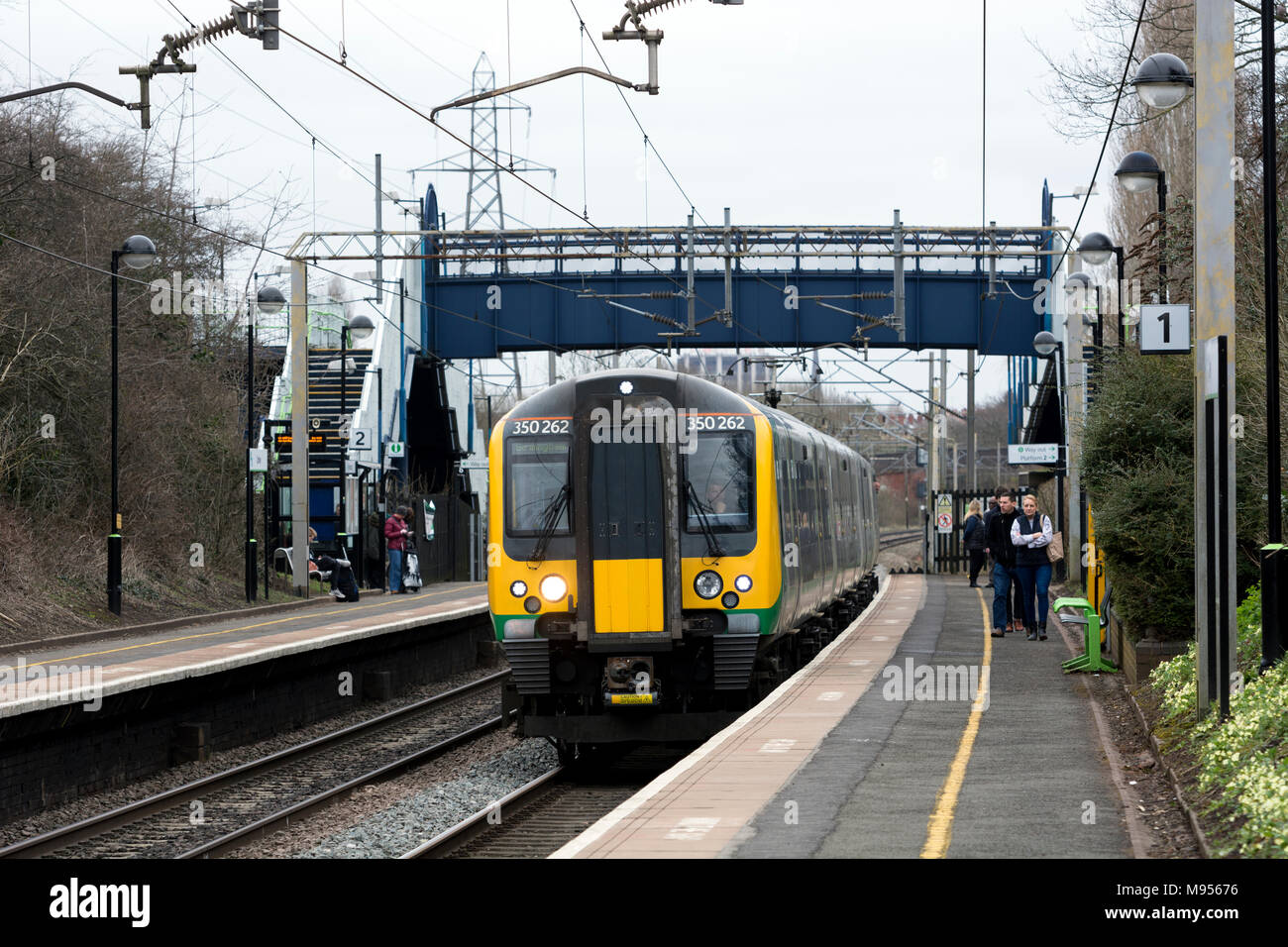 Le Nord-ouest de Londres classe de chemin de fer 350 train électrique à Canley, Coventry, West Midlands, Royaume-Uni Banque D'Images