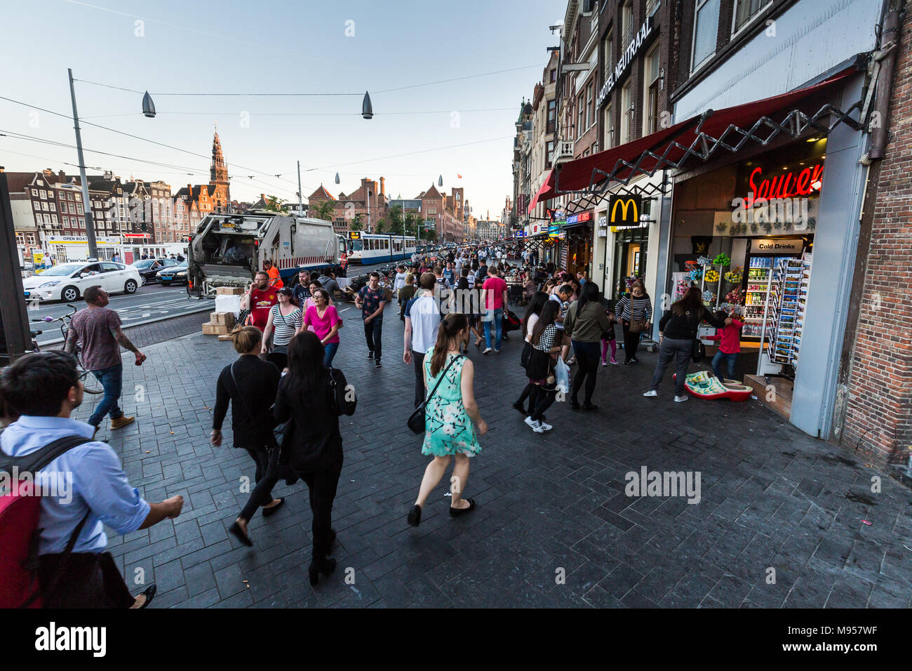 AMSTERDAM, Pays-Bas - 26 MAI 2017 : Avis de touristes à rue Damrak dans la vieille ville d'Amsterdam le 26 mai 2017. Amsterdam est populaire par de Banque D'Images