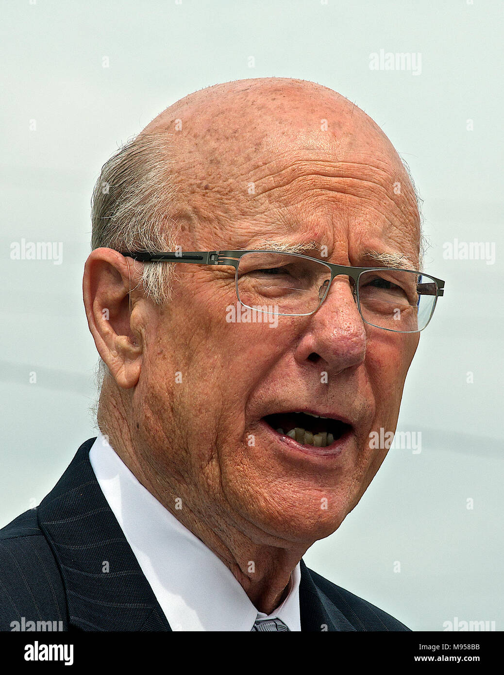 Topeka, Kansas, États-Unis, le 26 mai 2014 nous. Le sénateur Pat Roberts (républicaine) du Kansas, prononce une allocution, lors de la Journée de commémoration annuelle de l'Penwell-Gabel du souvenir au mur commémoratif des anciens combattants. Credit : Mark Reinstein/MediaPunch Banque D'Images