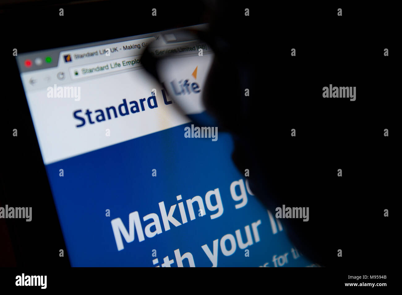 Une femme regarde le site web de la Standard Life Banque D'Images