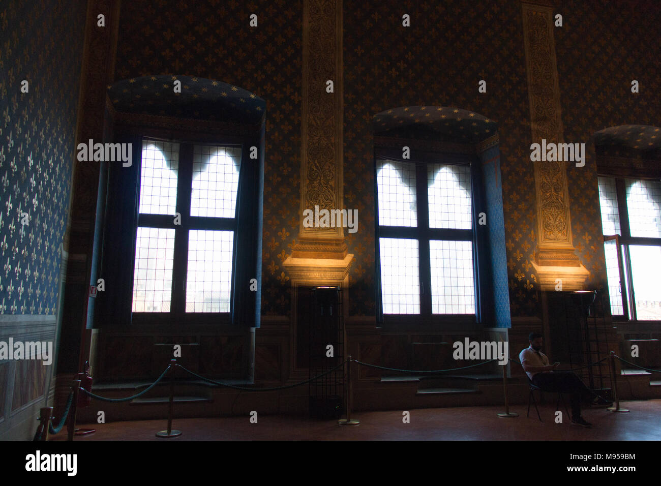 Italie, Florence - 18 mai 2017 : le point de vue de windows dans la Sala dei Gigli dans Palazzo Vecchio le 18 mai 2017 à Florence, en Italie. Banque D'Images