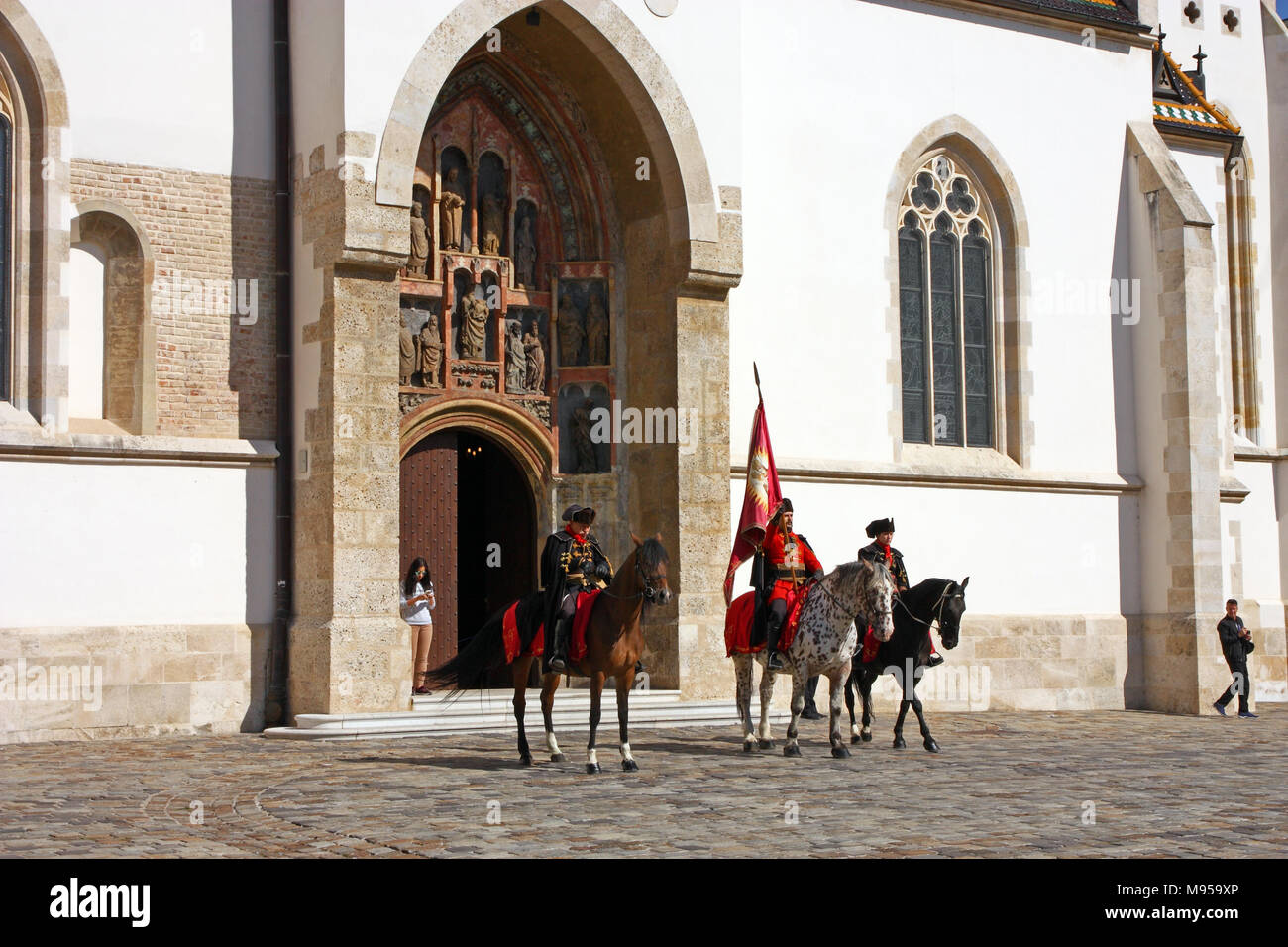 Croatie Zagreb, 1 octobre 2017 : Changement de la garde, les membres de la Cravate Régiment en face de l'église de Saint Marc, Zagreb Banque D'Images