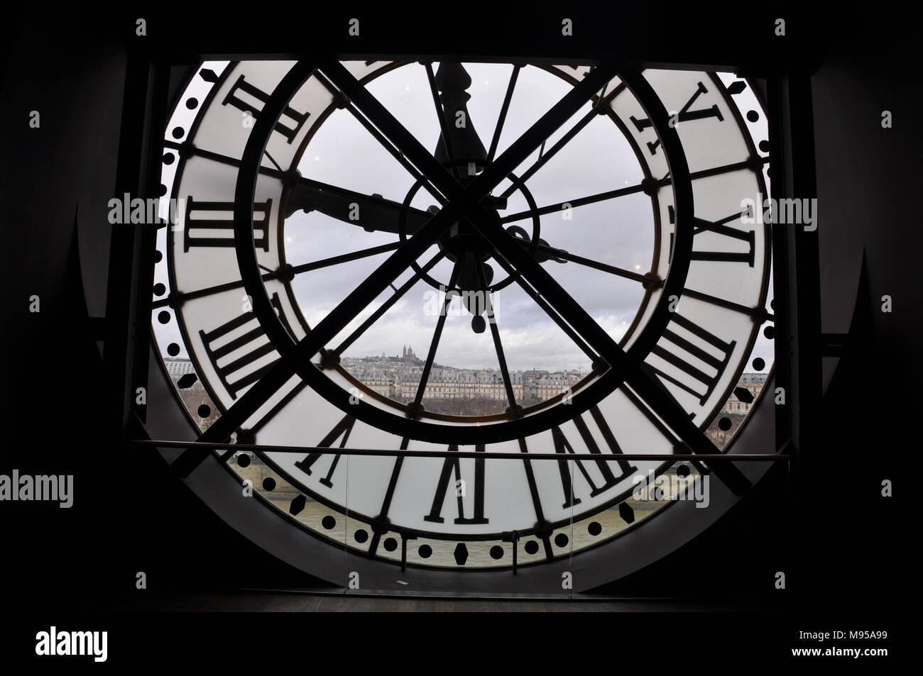 Vue à travers l'horloge au Musée d'Orsay, Paris, France Banque D'Images