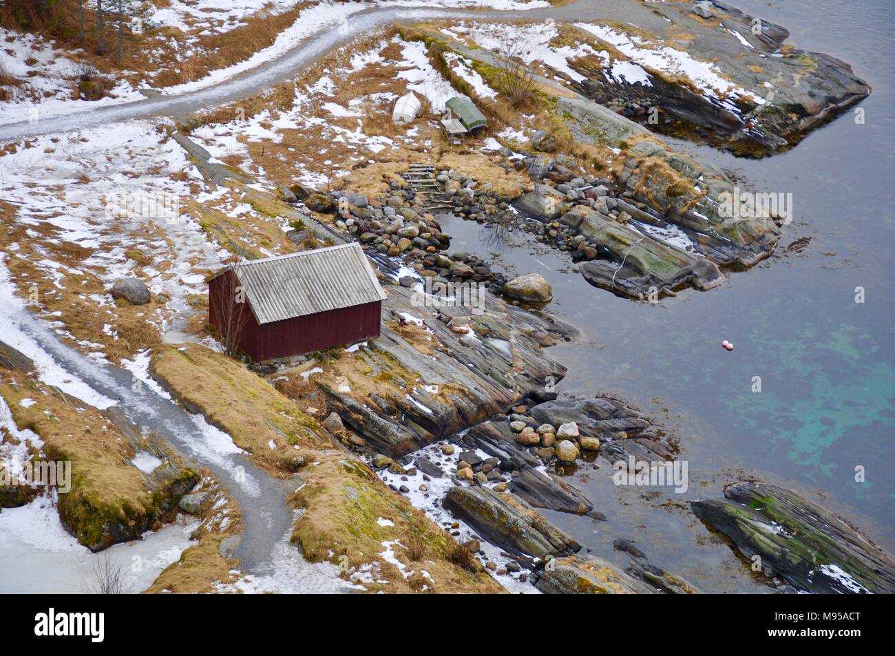 Chalet sur le bord du fleuve, les îles Lofoten, Norvège Banque D'Images