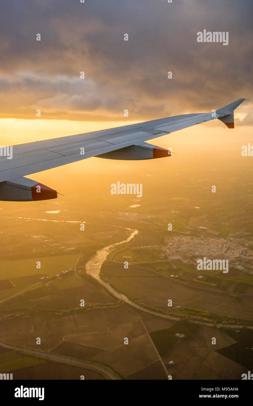 Vue depuis la fenêtre d'un avion pendant l'atterrissage de l'aile d'avion avec vue aérienne du paysage andalou en Espagne pendant le coucher du soleil du soir Banque D'Images