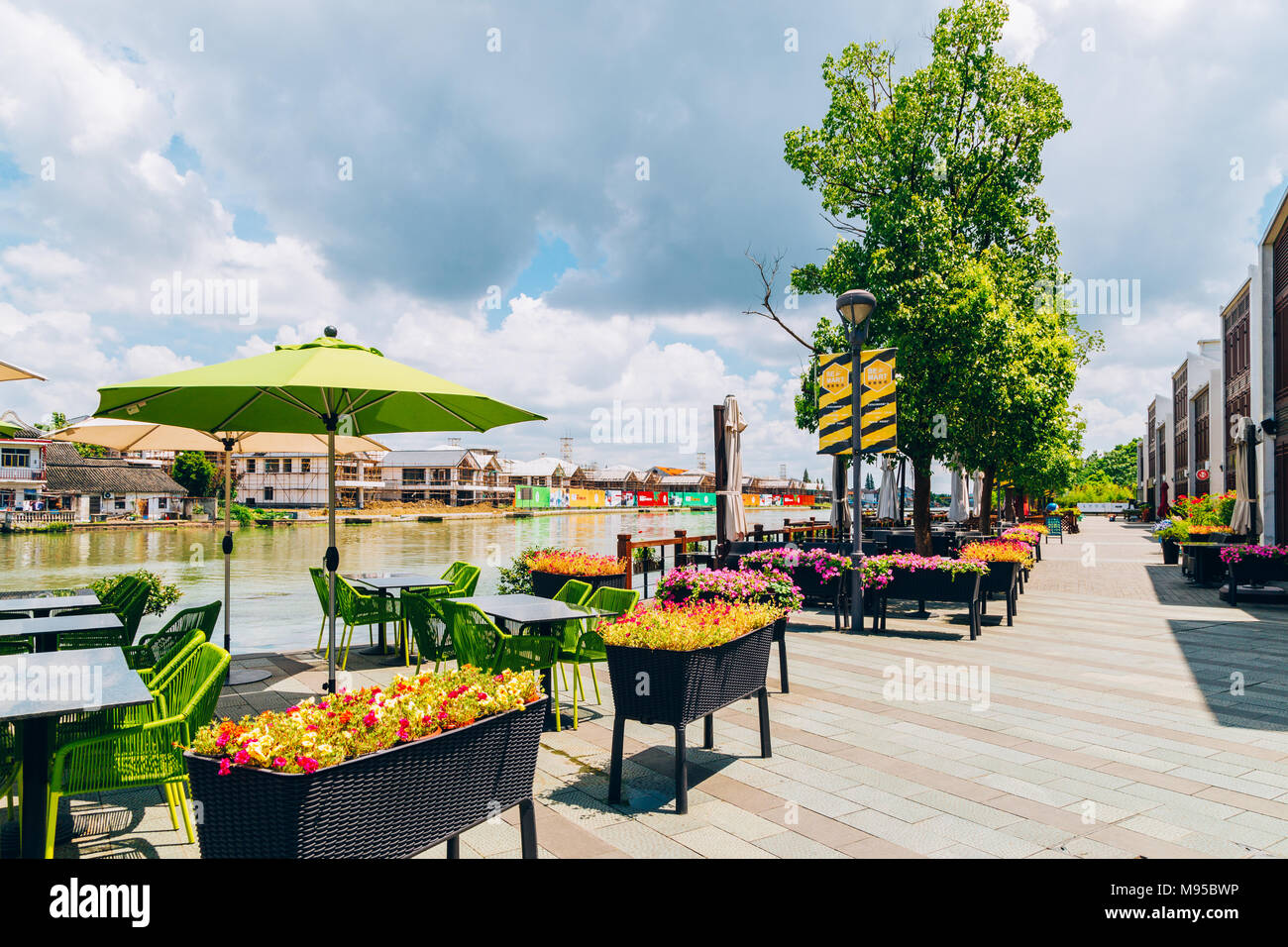 Shanghai, Chine - le 8 août 2016 : street cafe terrasse donnant sur le canal à Shanghai Zhujiajiao water town Banque D'Images