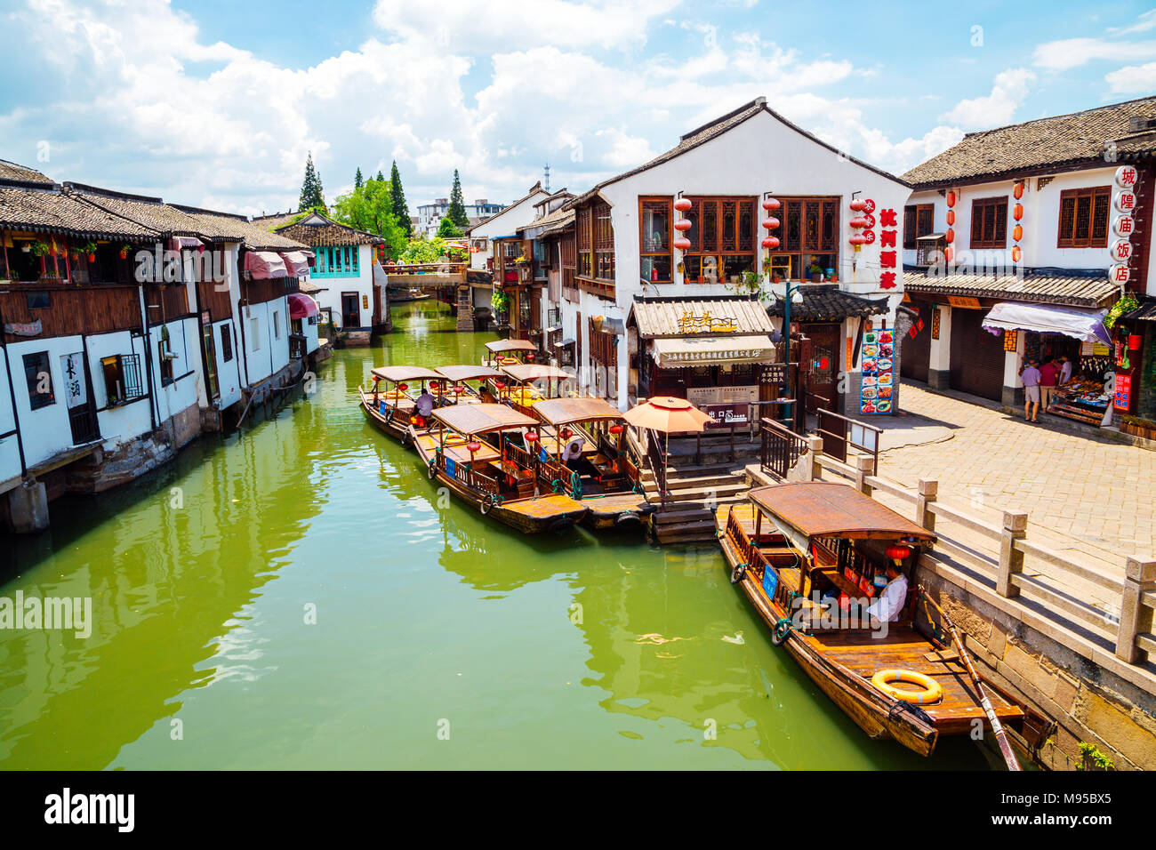 Shanghai, Chine - le 8 août 2016 : l'architecture traditionnelle chinoise et canal à Shanghai Zhujiajiao water town Banque D'Images