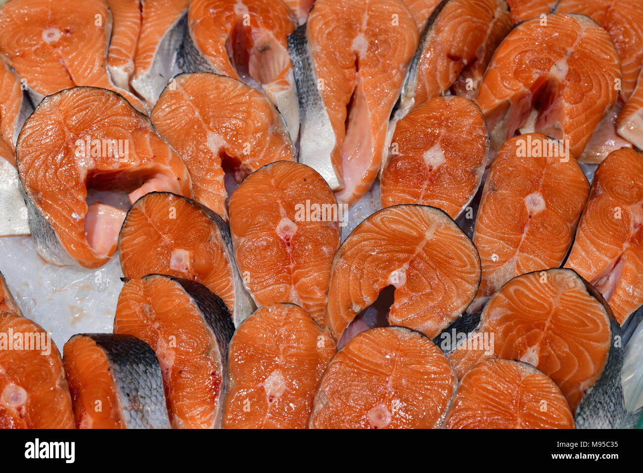 Steaks de saumon se trouvent sur la glace. Banque D'Images