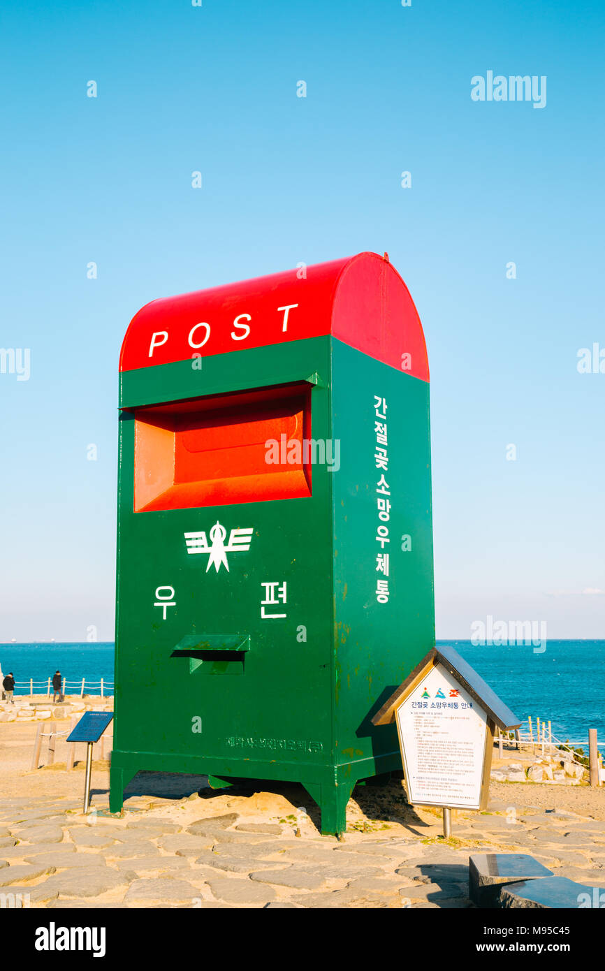 Ulsan, Corée - Février 9, 2017 : Big postbox dans Ganjeolgot beach Banque D'Images
