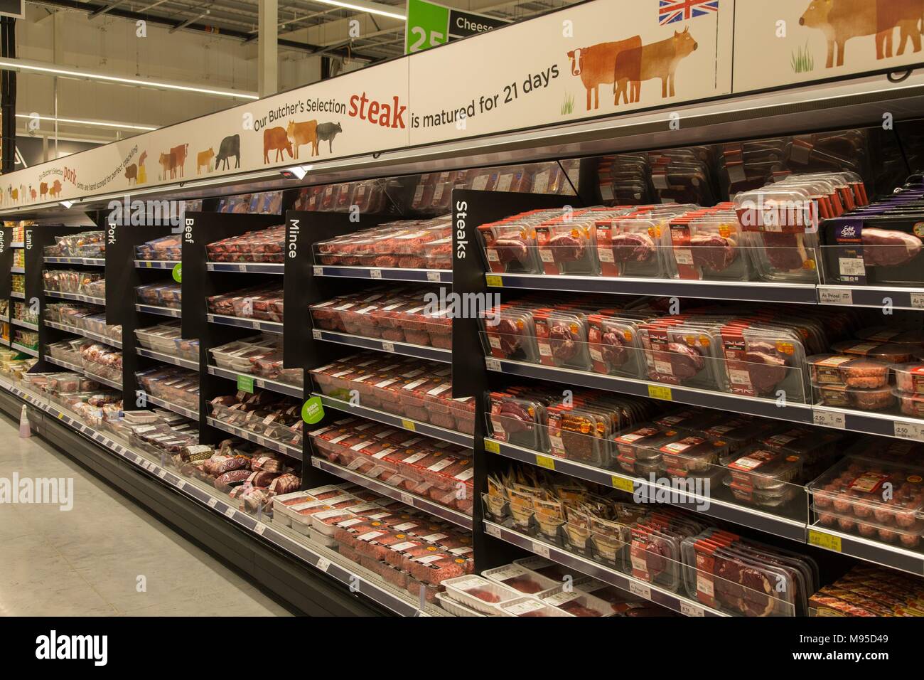 D'un réfrigérateur plein de viande fraîche, steak, hachis, le porc, l'agneau dans un supermarché Asda. Banque D'Images