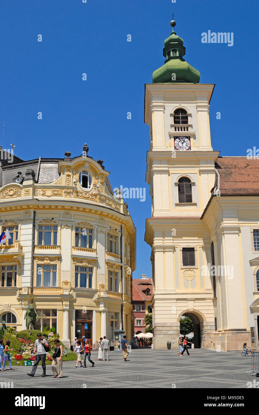 Sibiu, Transylvanie, Roumanie. Piata Mare (square) cathédrale catholique romaine (à droite) Informations touristiques sur bâtiment (à gauche) Banque D'Images