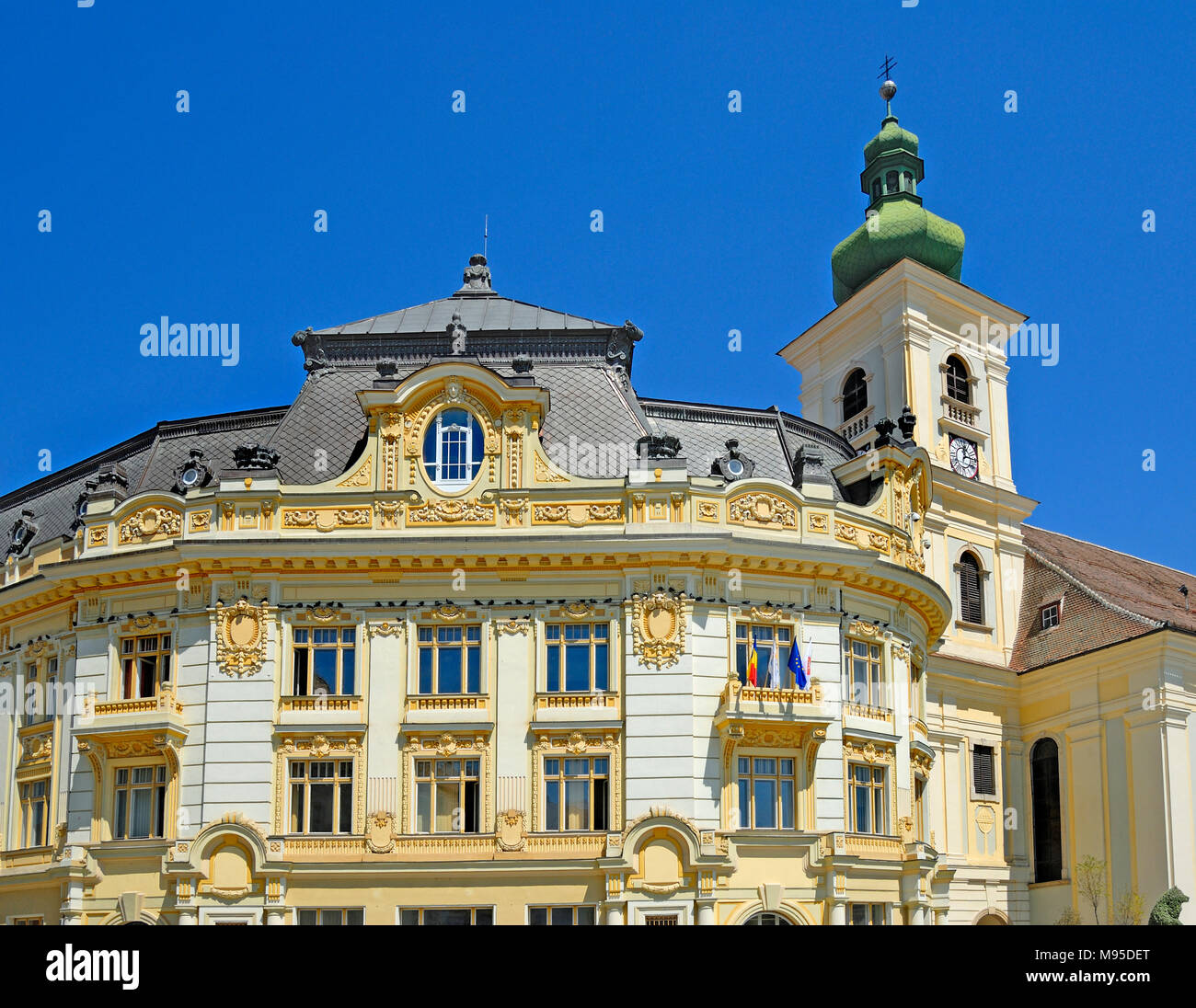 Sibiu, Transylvanie, Roumanie. Piata Mare (square) cathédrale catholique romaine (à droite) Informations touristiques sur bâtiment (à gauche) Banque D'Images