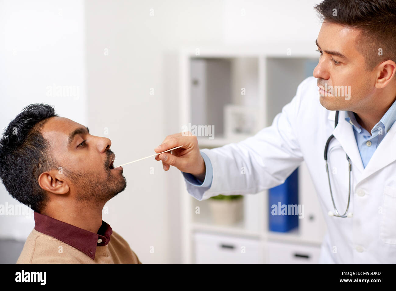 Doctor examining patient à la clinique de la gorge Banque D'Images