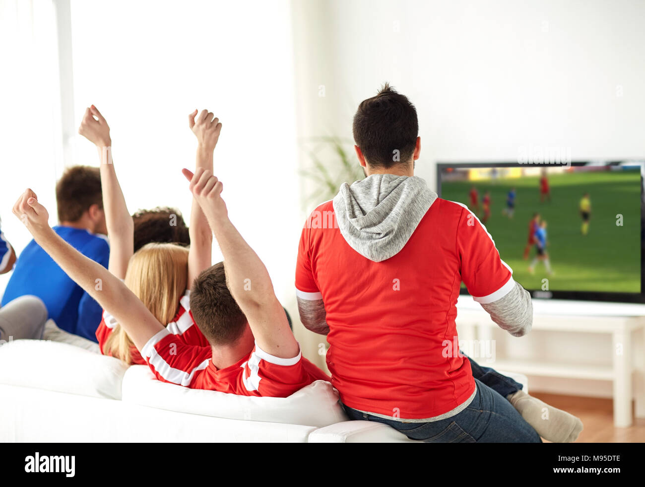Amis ou fans de football regarder des match à la télé à la maison Photo  Stock - Alamy