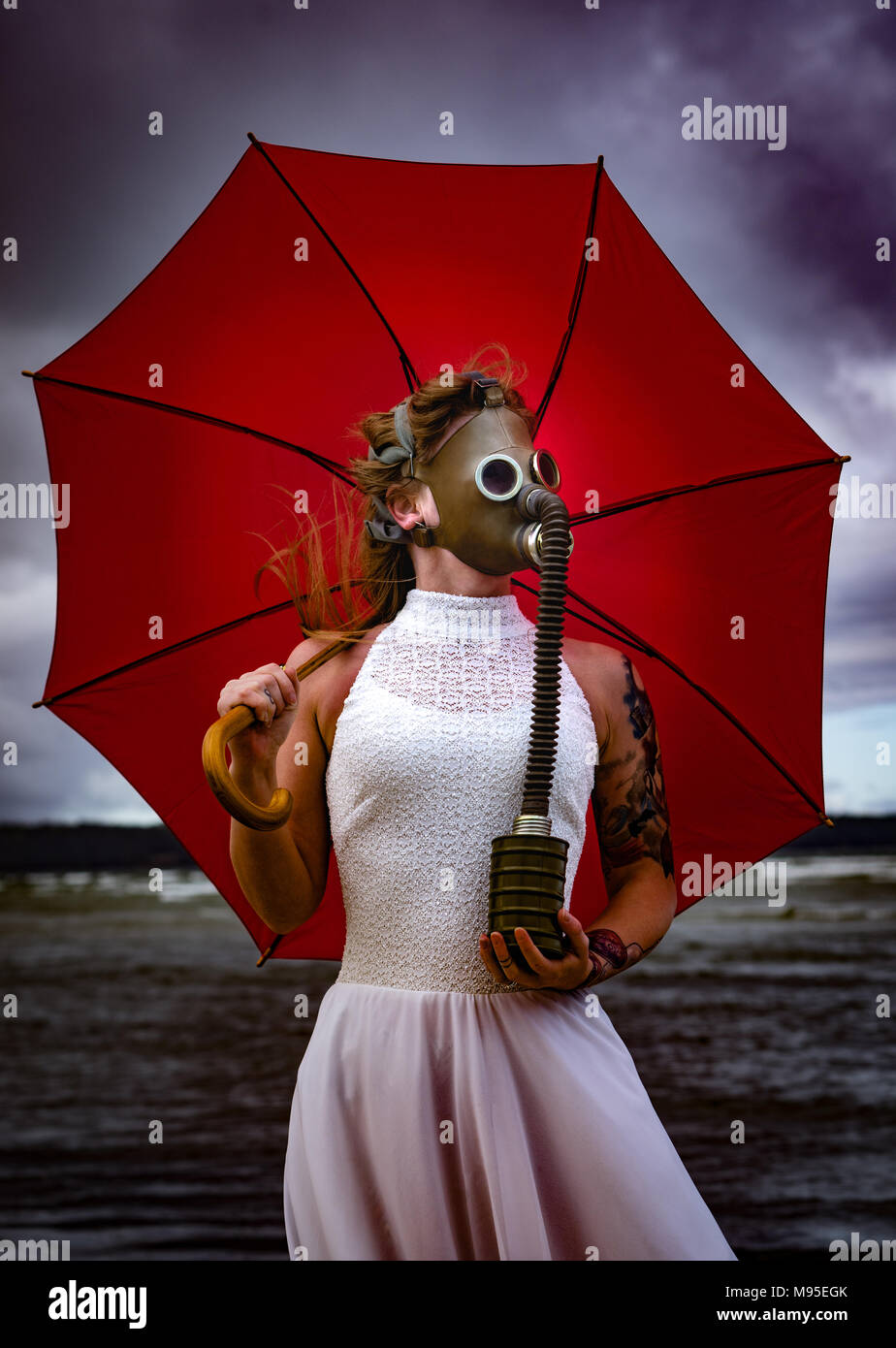 Mary Poppins, la mode moderne concept. Modèle féminin blanc caucasien  debout avec parapluie rouge et masque à gaz. Belle femme aux cheveux longs,  dans un livre blanc Photo Stock - Alamy