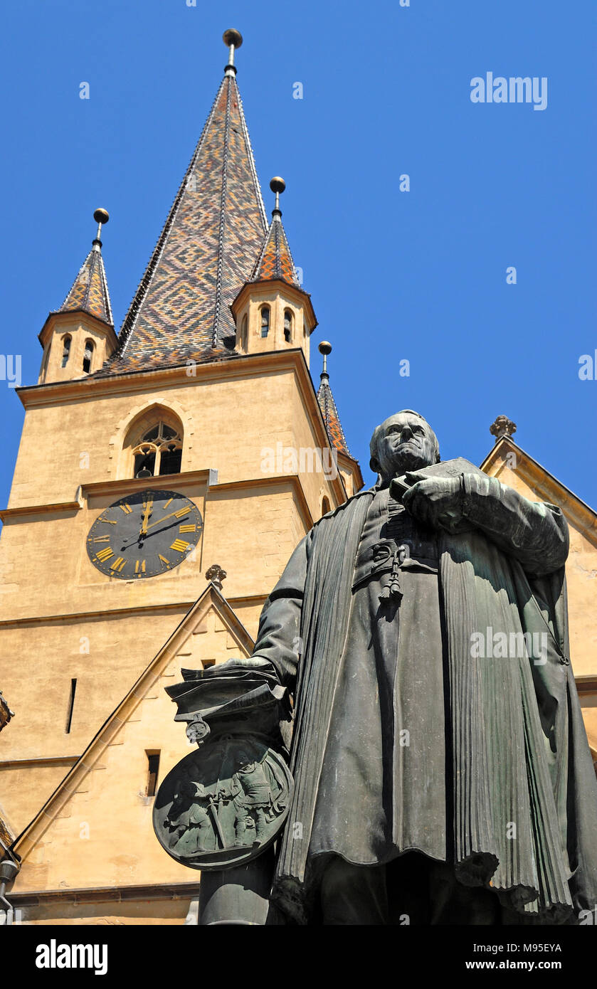 Sibiu, Transylvanie, Roumanie. La cathédrale luthérienne de Saint Mary / Église Évangélique (1300-1520) en style gothique ; Piata Huet (square) Monument de Georg Danie Banque D'Images