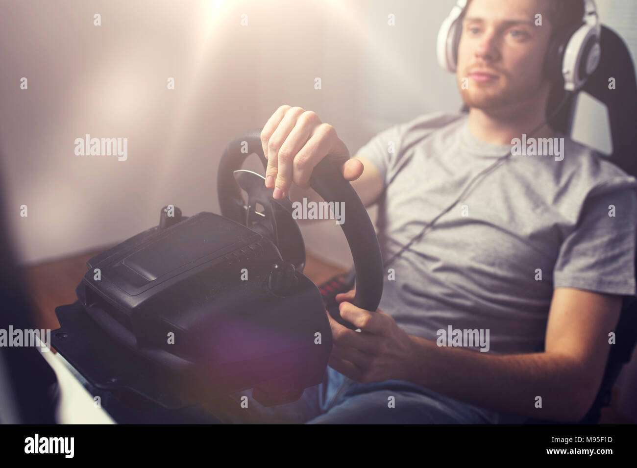 Close up of man playing video game course de voiture Banque D'Images