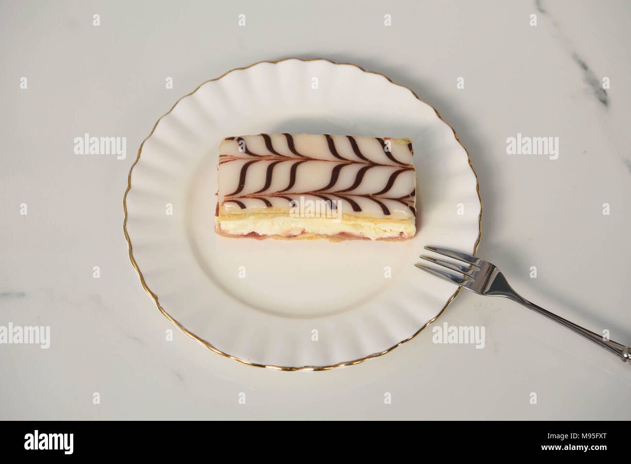 Gâteau de crème fraîche tranche sur du marbre blanc Banque D'Images