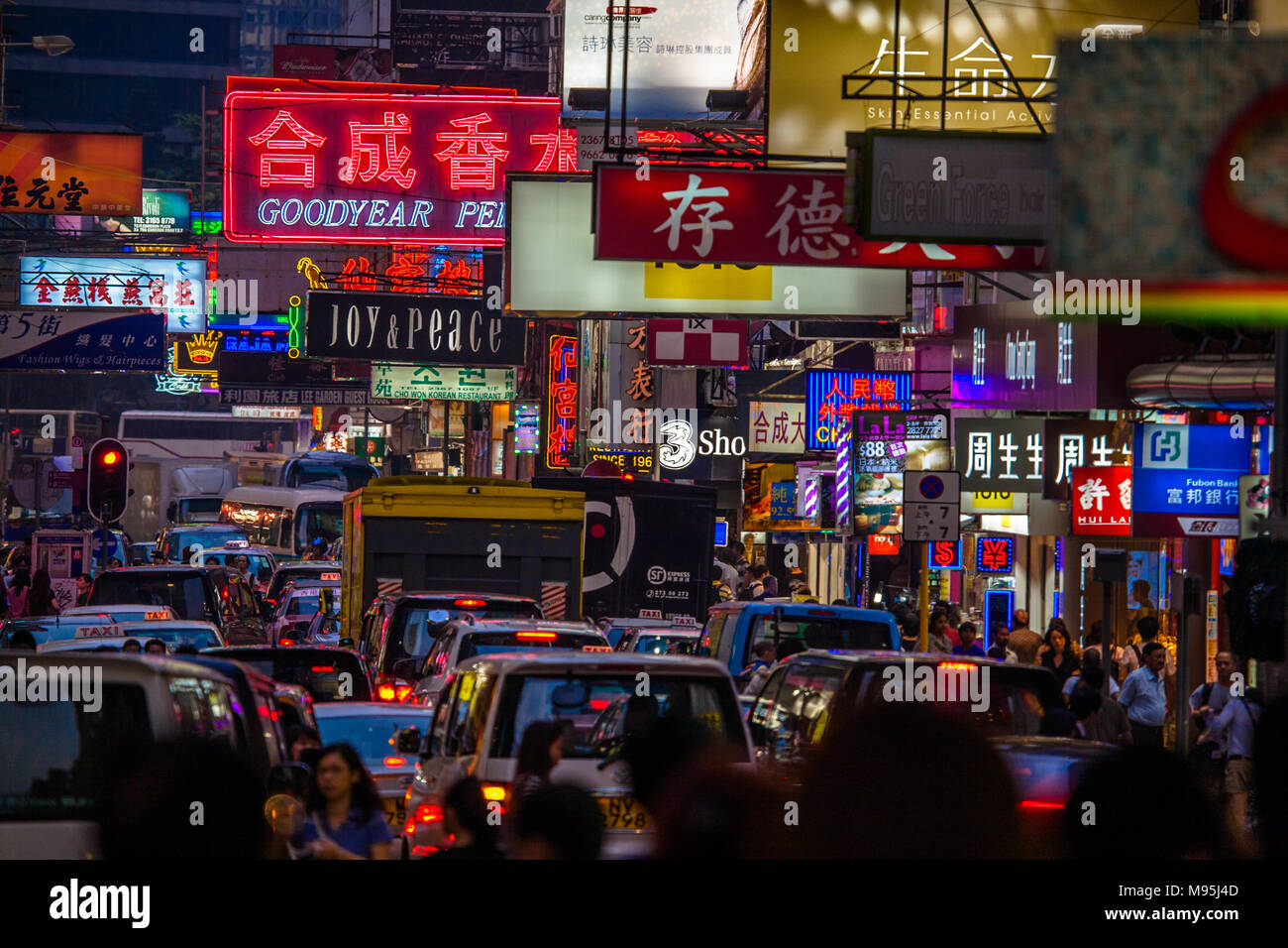 Un gros plan sur le trafic, des enseignes au néon et des magasins d'électronique à Haiphong Road, Kowloon, Hong Kong. Banque D'Images