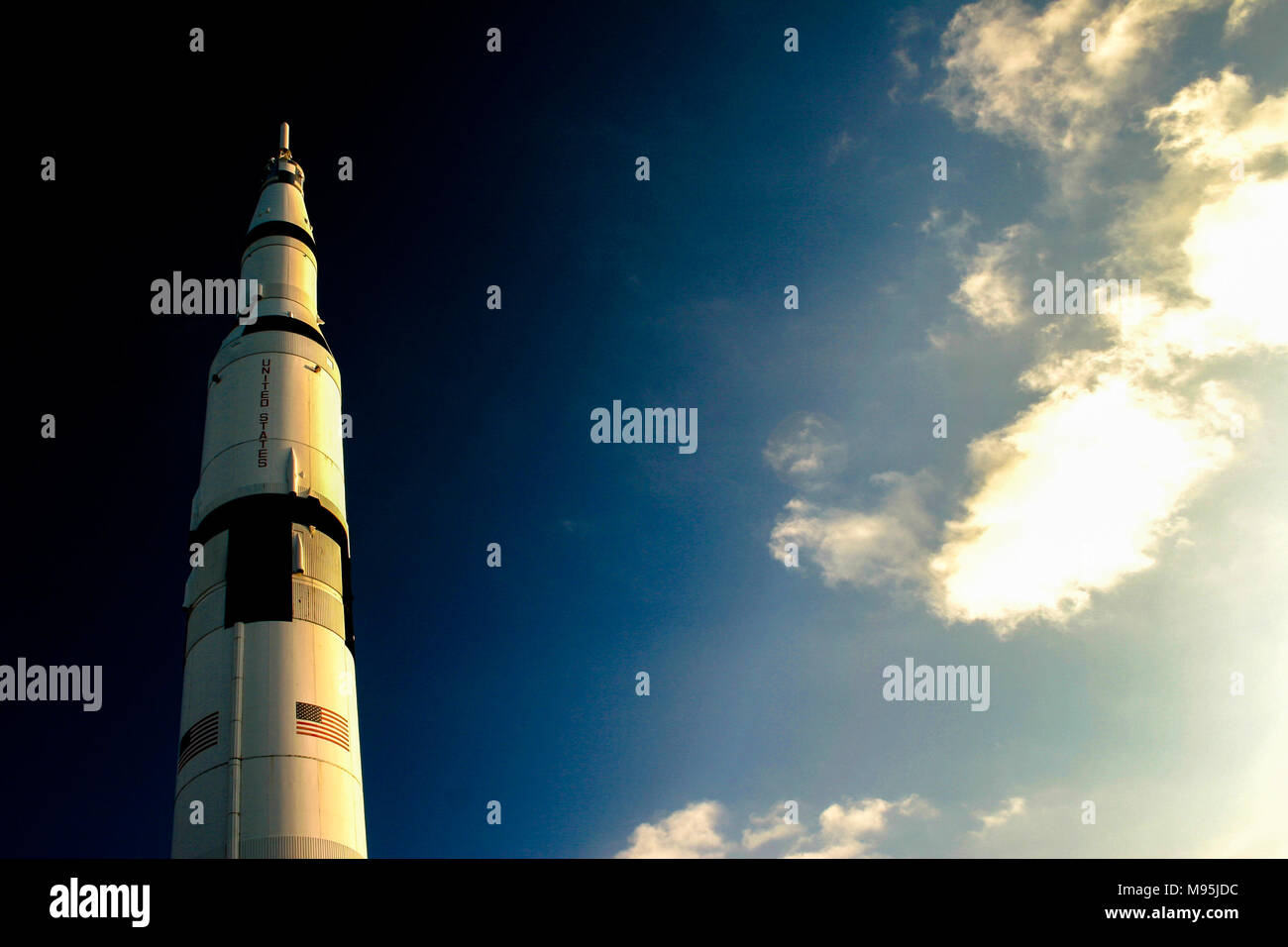 Une fusée Saturn V est situé dans le centre de visiteurs du Centre spatial Marshall, Alabama, Etats-Unis Banque D'Images