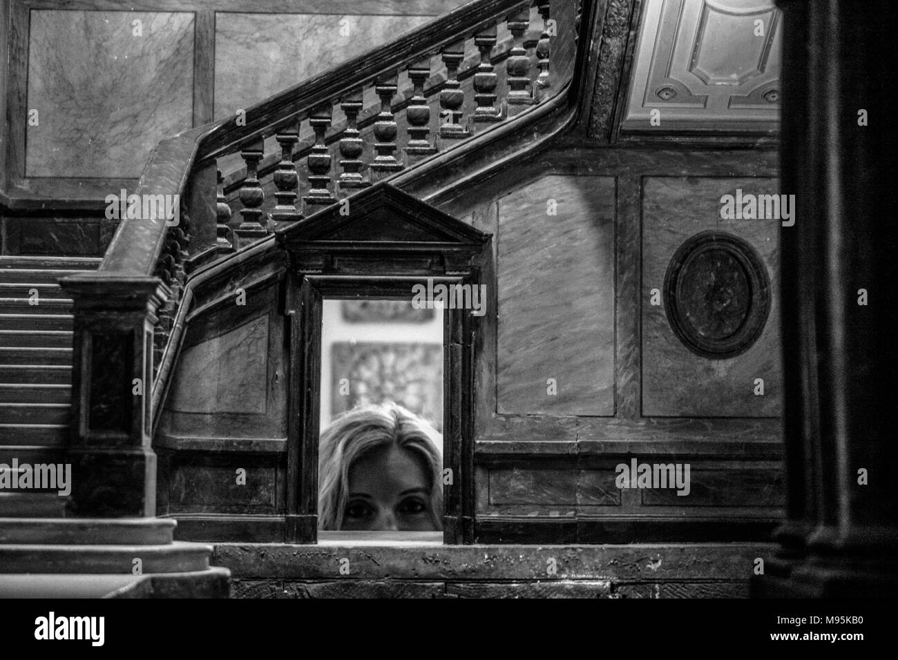 Une image en noir et blanc d'une femme à travers un modèle d'échelle peeps de l'intérieur de l'opéra de Berlin, Berlin, Allemagne Banque D'Images