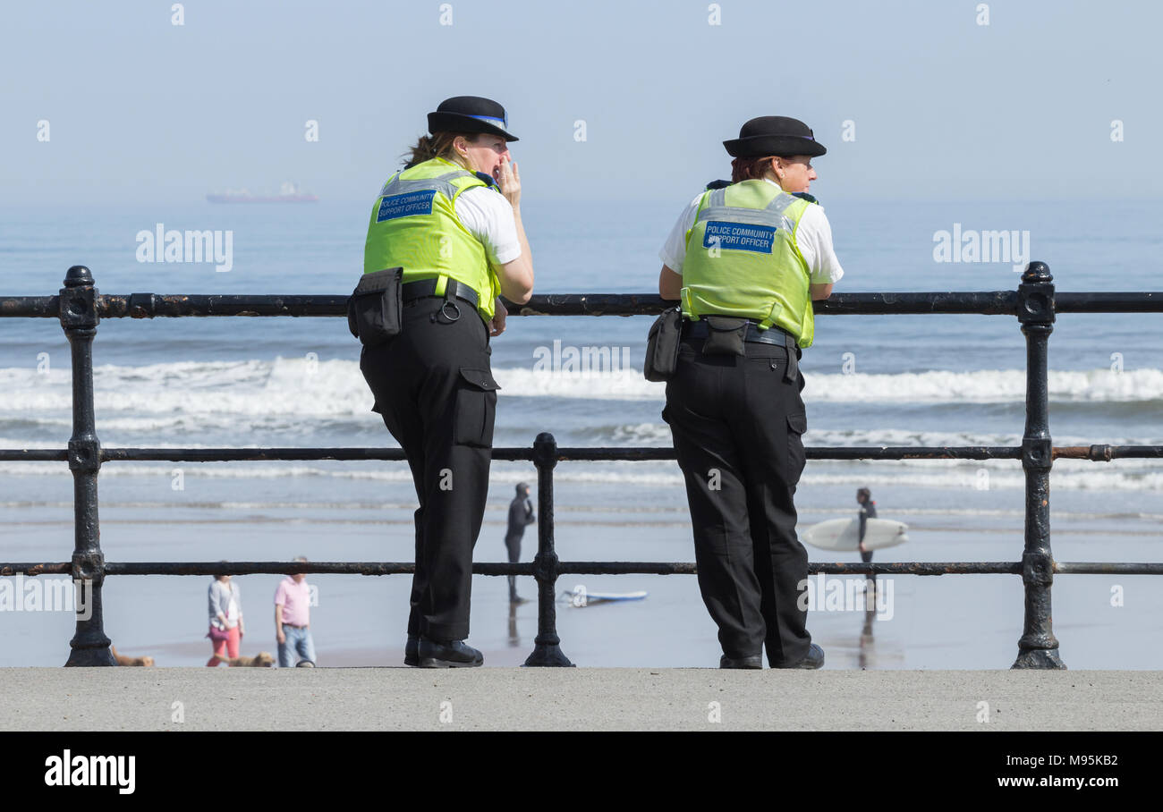 Les agents de police féminins soutien communautaire donnant sur plage sur une journée ensoleillée Banque D'Images