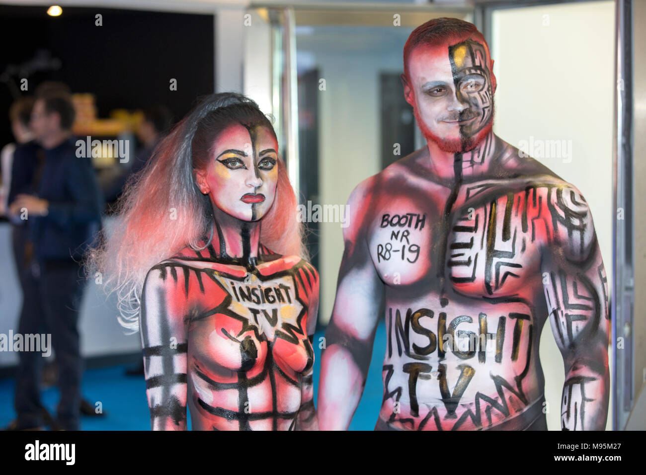 Performing body painting on women and man Banque de photographies et d