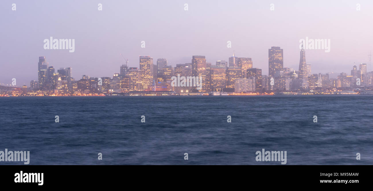 La brume et le brouillard plane sur l'horizon de San Francisco après le coucher du soleil Banque D'Images