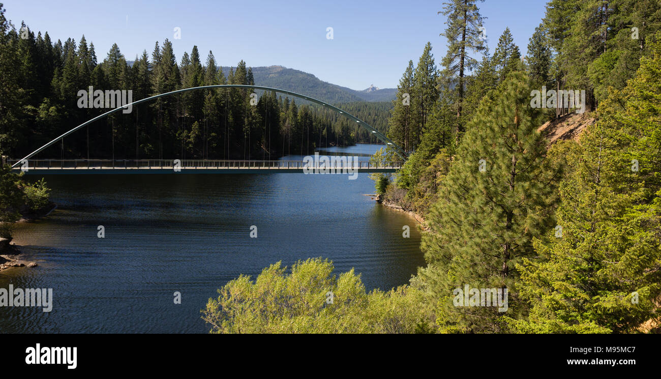 Une passerelle piétonne a été construit traversant le lac réservoir de Siskiyou en Californie du Nord Banque D'Images