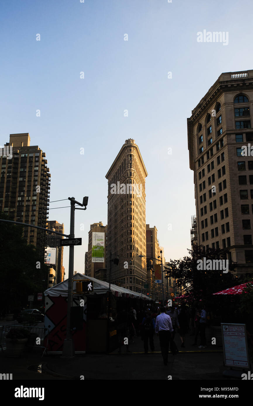 L'emblématique Flatiron Building est allumé au coucher du soleil à New York, février 2013. Banque D'Images