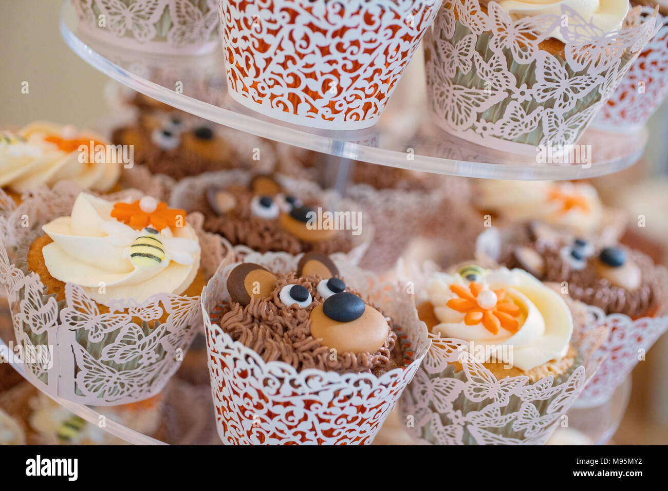 Cupcakes on cake stand au petit-déjeuner de mariage Banque D'Images