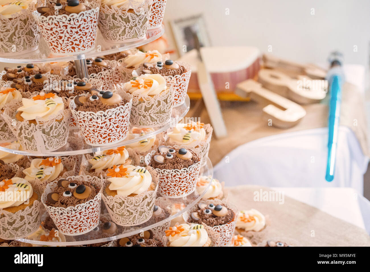 Cupcakes on cake stand at wedding Banque D'Images